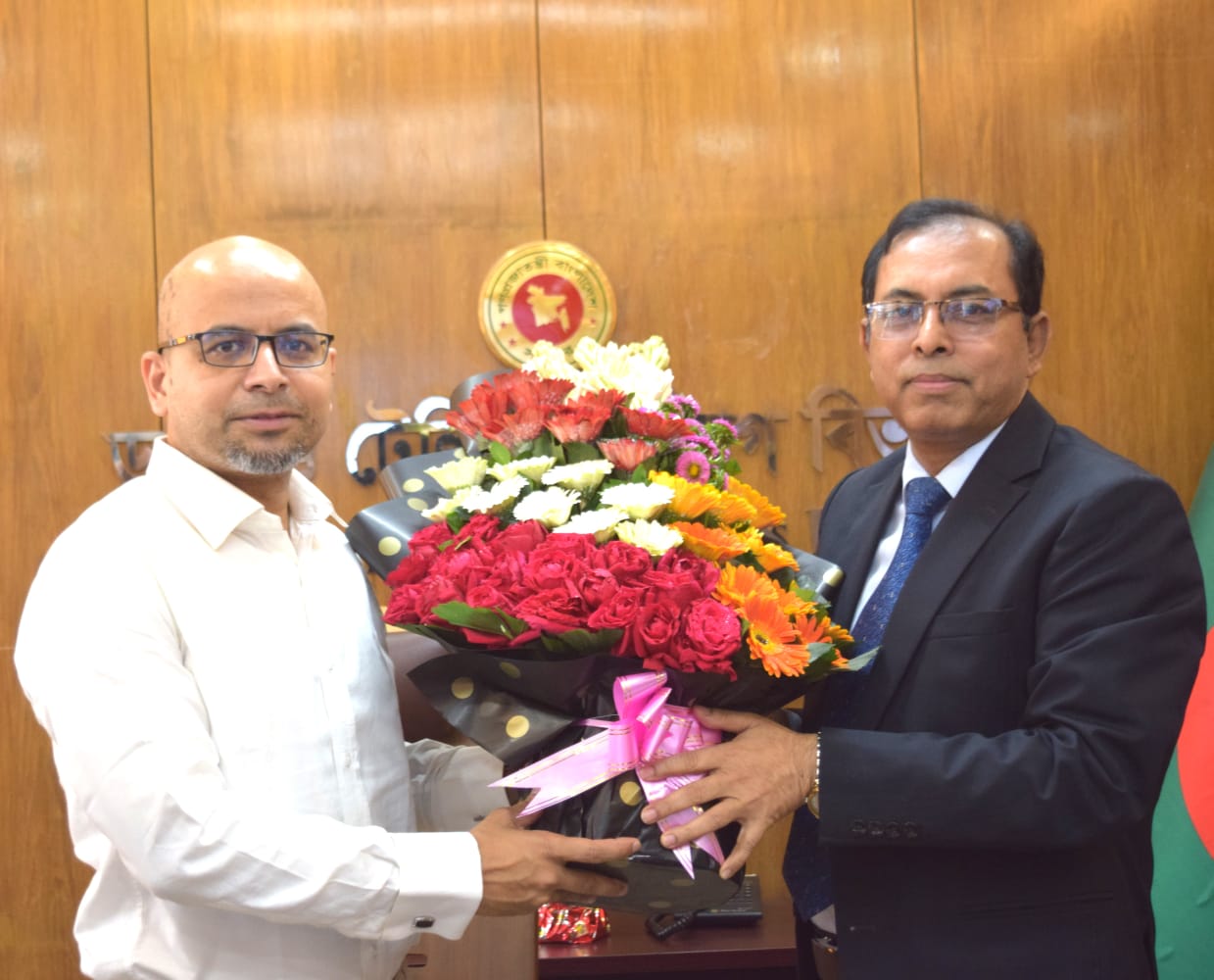 নবনিযুক্ত ডাক, টেলিযোগাযোগ ও তথ্য প্রযুক্তি মন্ত্রণালয় এর মাননীয় প্রধান উপদেষ্টার বিশেষ সহকারী জনাব ফয়েজ আহমদ তৈয়্যবমহোদয় কে ডাক ও টেলিযোগাযোগ বিভাগের সচিব মহোদয়ের পক্ষ থেকে ফুলেল শুভেচ্ছা।