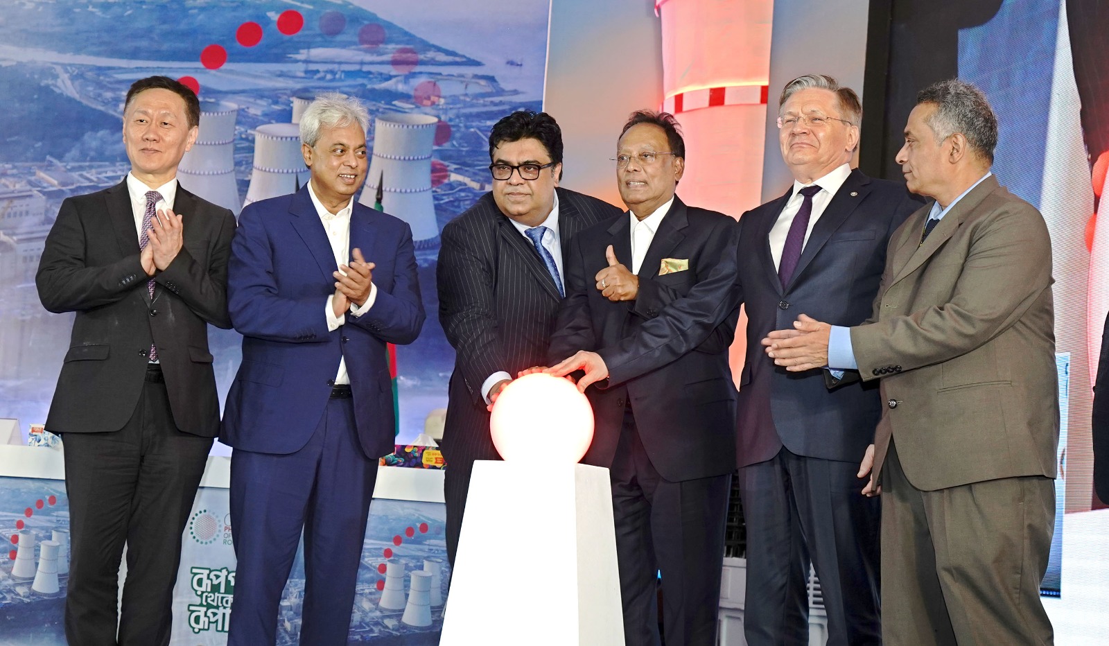 পাবনার ঈশ্বরদীতে রূপপুর পারমাণবিক বিদ্যুৎ কেন্দ্রের ফুয়েল লোডিং কার্যক্রমের উদ্বোধন করেন ডাক, টেলিযোগাযোগ ও তথ্যপ্রযুক্তি মন্ত্রণালয় এবং বিজ্ঞান ও প্রযুক্তি মন্ত্রণালয়ের মন্ত্রী জনাব ফকির মাহবুব আনাম, এমপি (মঙ্গলবার, ২৮ এপ্রিল ২০২৬)।