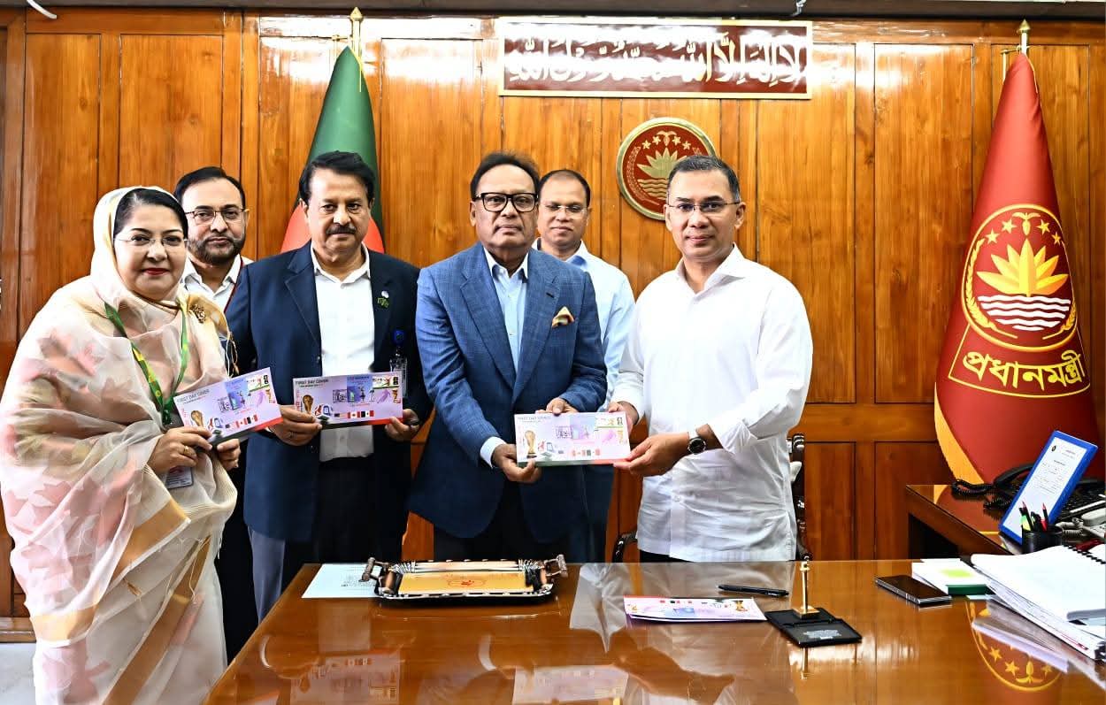 বিশ্বকাপ ফুটবল-২০২৬ উপলক্ষে ১০ টাকা মূল্যমানের স্মারক ডাকটিকিট উন্মোচন করেছেন গণপ্রজাতন্ত্রী বাংলাদেশ সরকারের প্রধানমন্ত্রী জনাব তারেক রহমান (বৃহস্পতিবার, ১১ জুন ২০২৬)।
