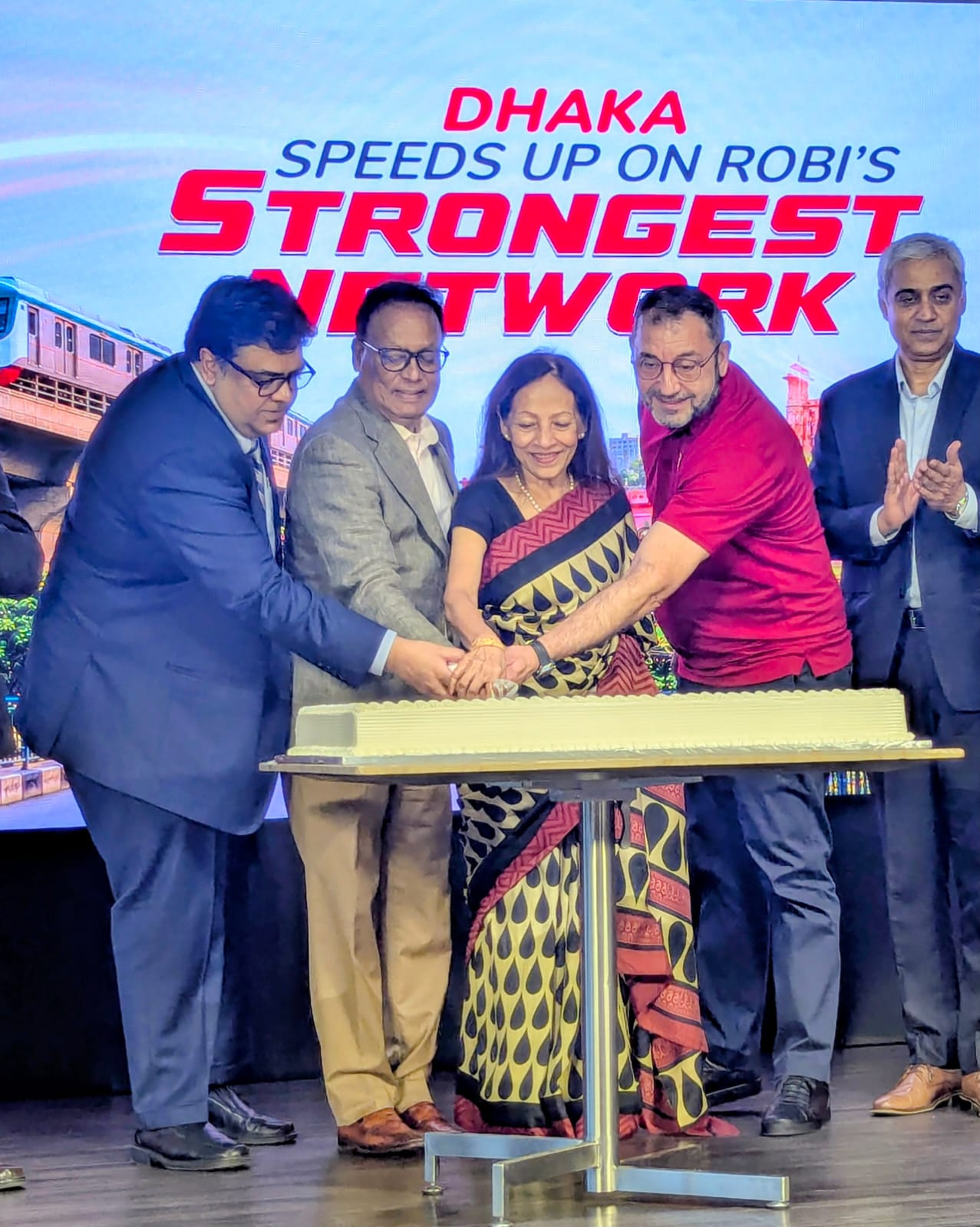 আজ রাজধানীর তেজগাঁওয়ে রবির করপোরেট কার্যালয়ে "ঢাকা নেটওয়ার্ক আধুনিকায়ন" বিষয়ক অনুষ্ঠান উপস্থিত ছিলেন ডাক, টেলিযোগাযোগ ও তথ্যপ্রযুক্তি মন্ত্রণালয়ের মাননীয় মন্ত্রী জনাব ফকির মাহবুব আনাম, এমপি ( বুধবার, ১৯ আগস্ট ২০২৬) ।