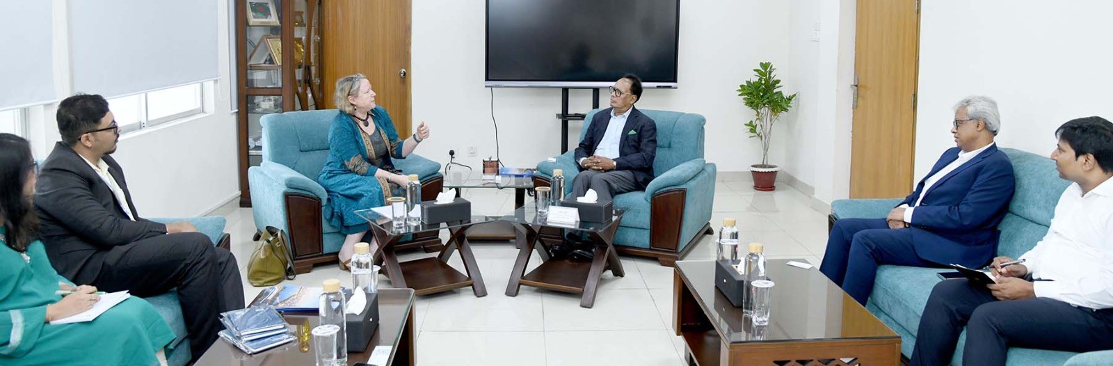 ডাক, টেলিযোগাযোগ ও তথ্যপ্রযুক্তি মন্ত্রণালয়ের মন্ত্রী জনাব ফকির মাহবুব আনাম-এর সাথে আজ ঢাকায় সচিবালয়ে ডাক ও টেলিযোগাযোগ বিভাগে তাঁর অফিসকক্ষে বাংলাদেশে ইউনেস্কোর প্রতিনিধি Dr. Susan Vize সাক্ষাৎ করেন (সোমবার, ১৭ আগস্ট ২০২৬)।