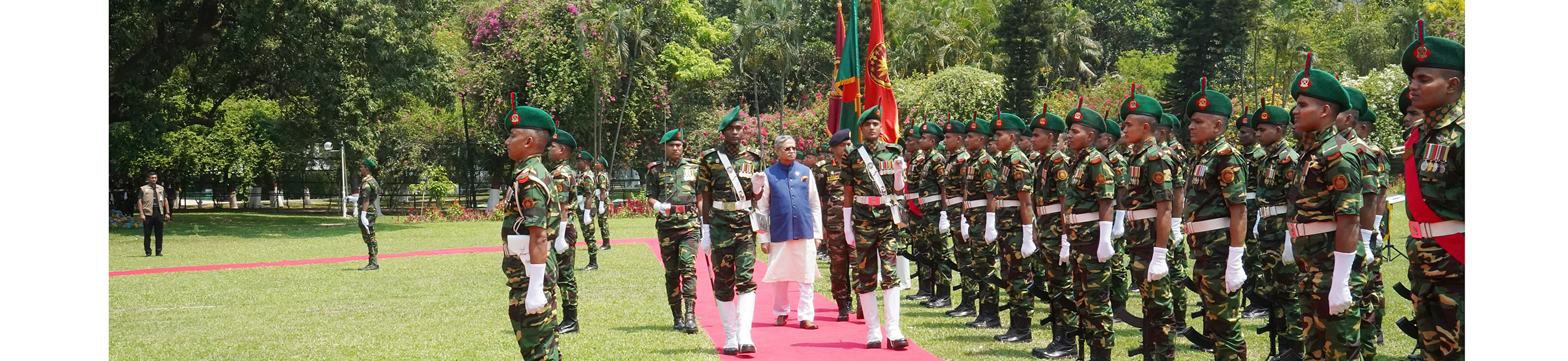 নব নির্বাচিত রাষ্ট্রপতি মোঃ সাহাবুদ্দিনকে বঙ্গভবনে প্রেসিডেন্ট গার্ড রেজিমেন্ট (পিজিআর) গার্ড অব অনার প্রদান করেন।