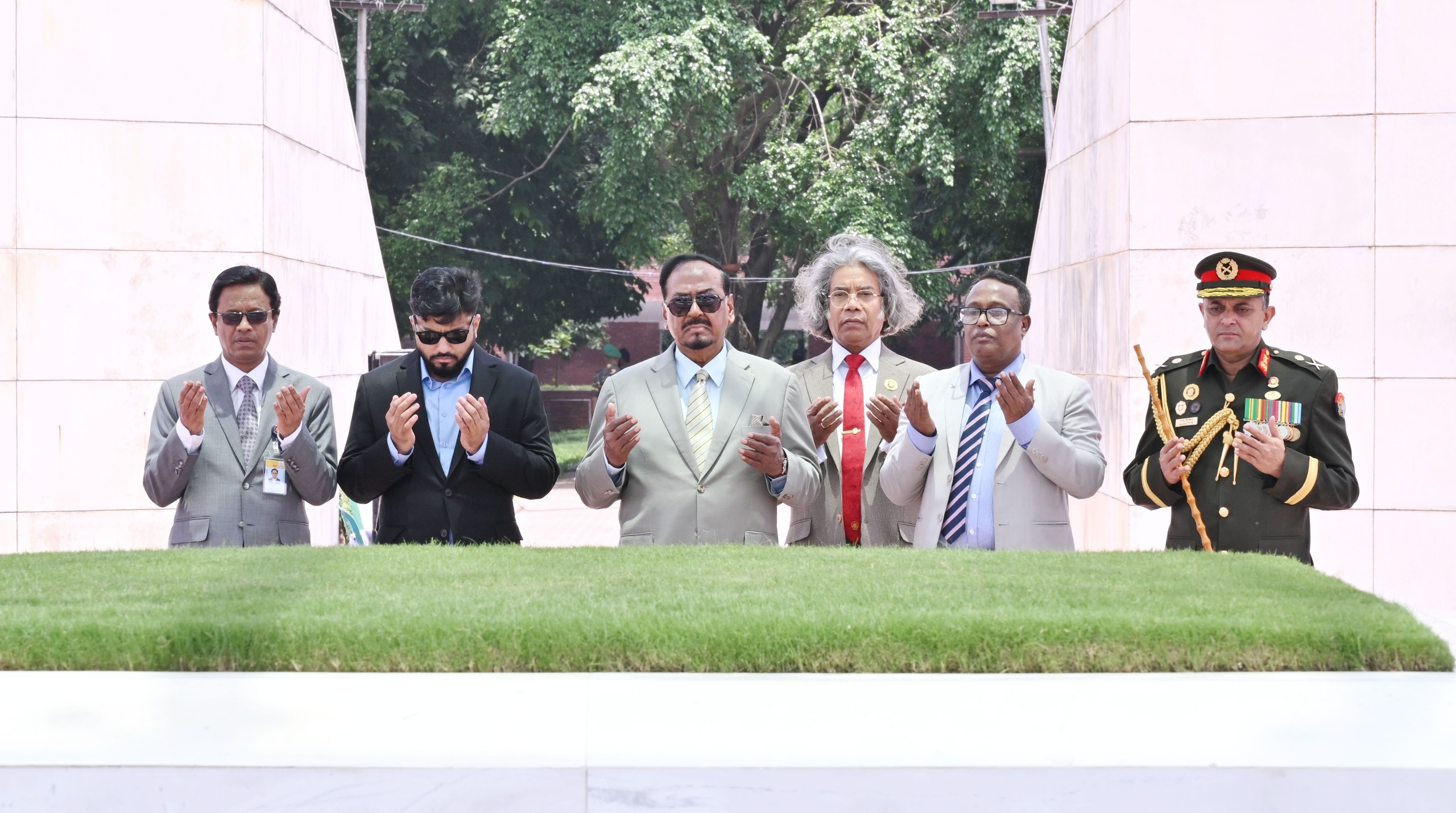 রাষ্ট্রপতি হাফিজ উদ্দিন আহমদ, বীর বিক্রম, আজ জিয়া উদ্যানে শহিদ রাষ্ট্রপতি জিয়াউর রহমান এবং সাবেক প্রধানমন্ত্রী বেগম খালেদা জিয়ার কবরে মোনাজাত করেন।