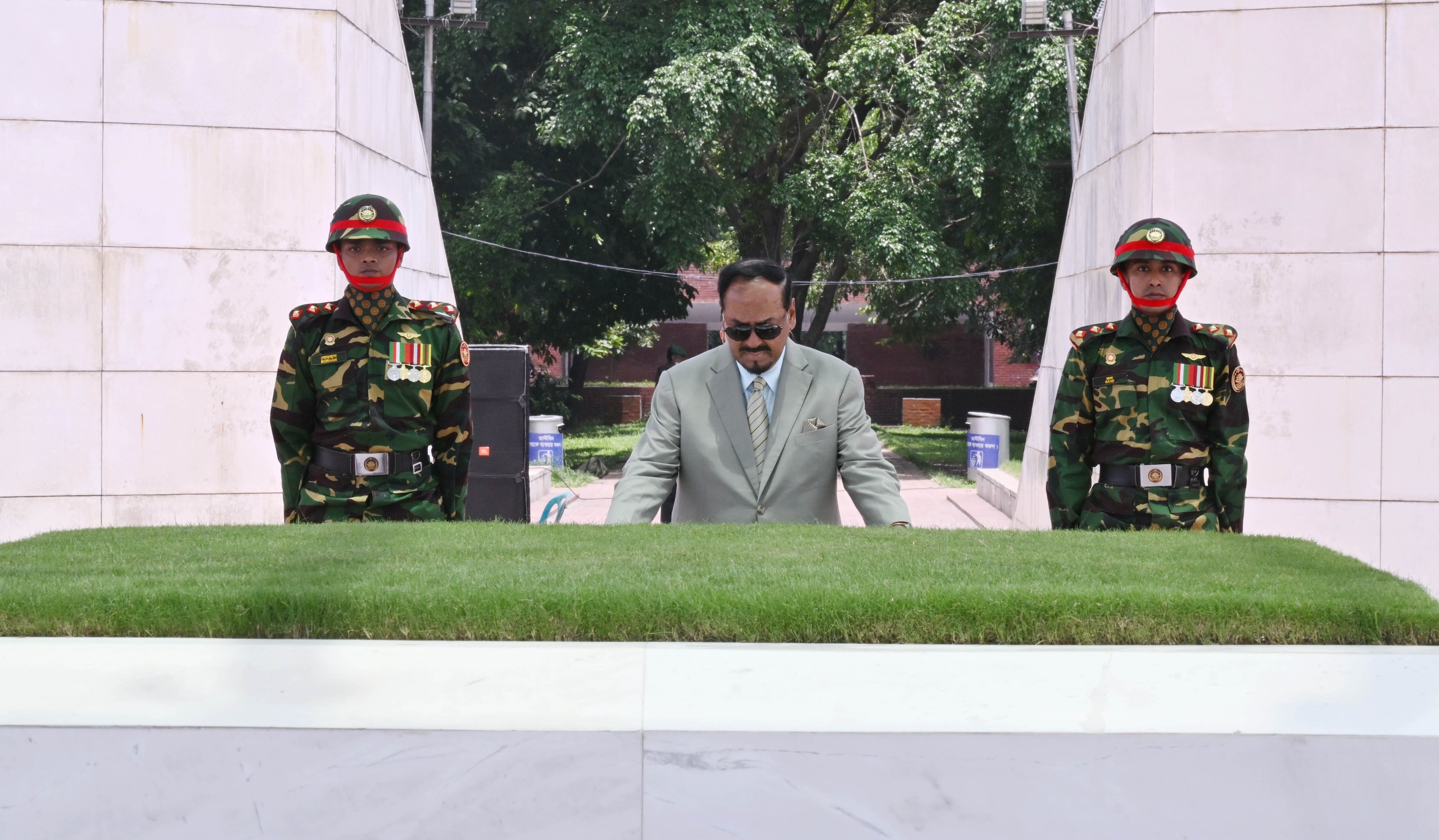 রাষ্ট্রপতি হাফিজ উদ্দিন আহমদ, বীর বিক্রম আজ জিয়া উদ্যানে শহিদ রাষ্ট্রপতি জিয়াউর রহমান এবং সাবেক প্রধানমন্ত্রী বেগম খালেদা জিয়ার কবরে পুষ্পস্তবক অর্পণ করেন