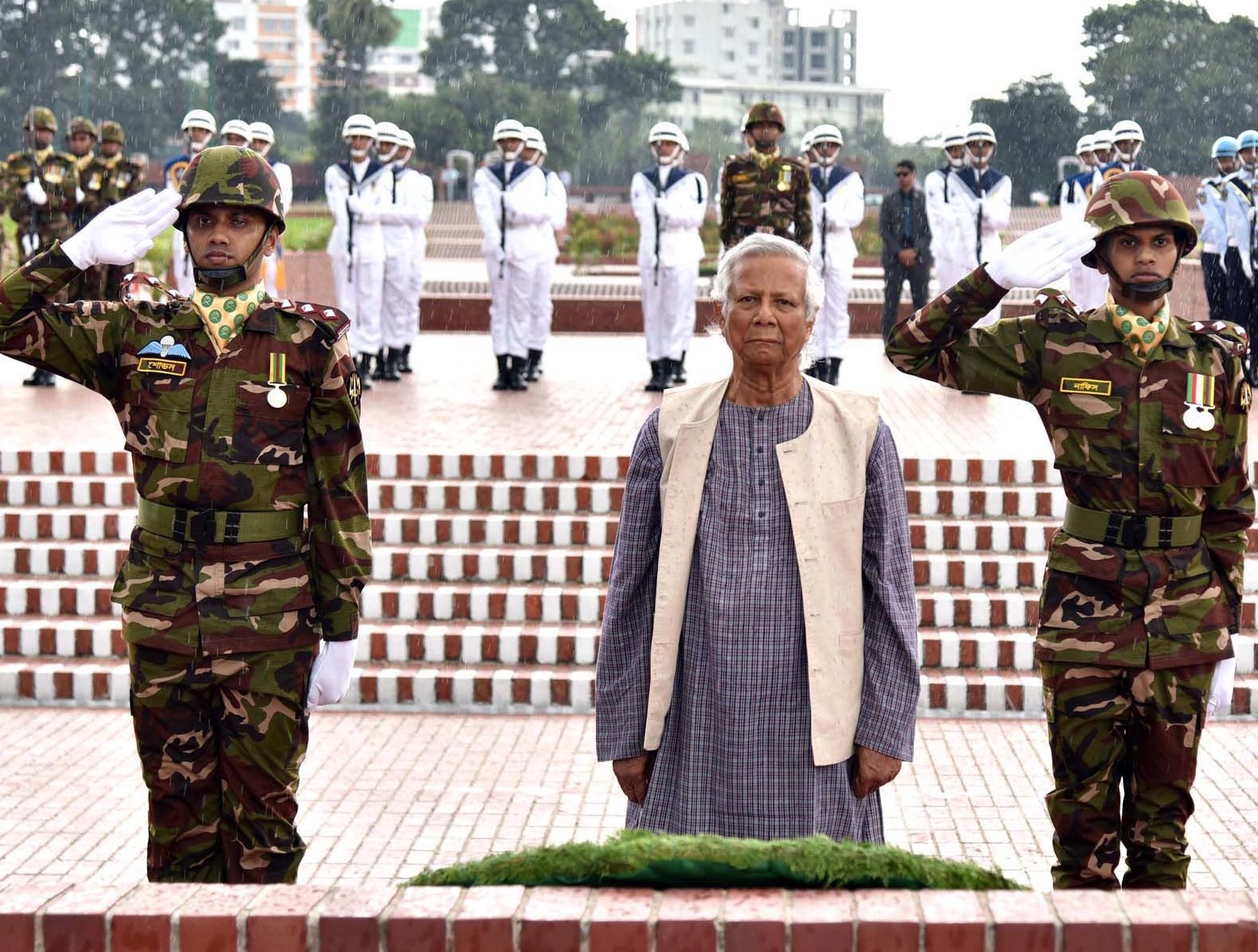 মাননীয় প্রধান উপদেষ্টা ড. মুহাম্মদ ইউনূস সাভারে জাতীয় স্মৃতিসৌধ পুস্পস্তবক অর্পণ করে মহান মুক্তিযুদ্ধে শহিদদের প্রতি শ্রদ্ধা নিবেদন শেষে এক মিনিট নিরবতা পালন করেন।