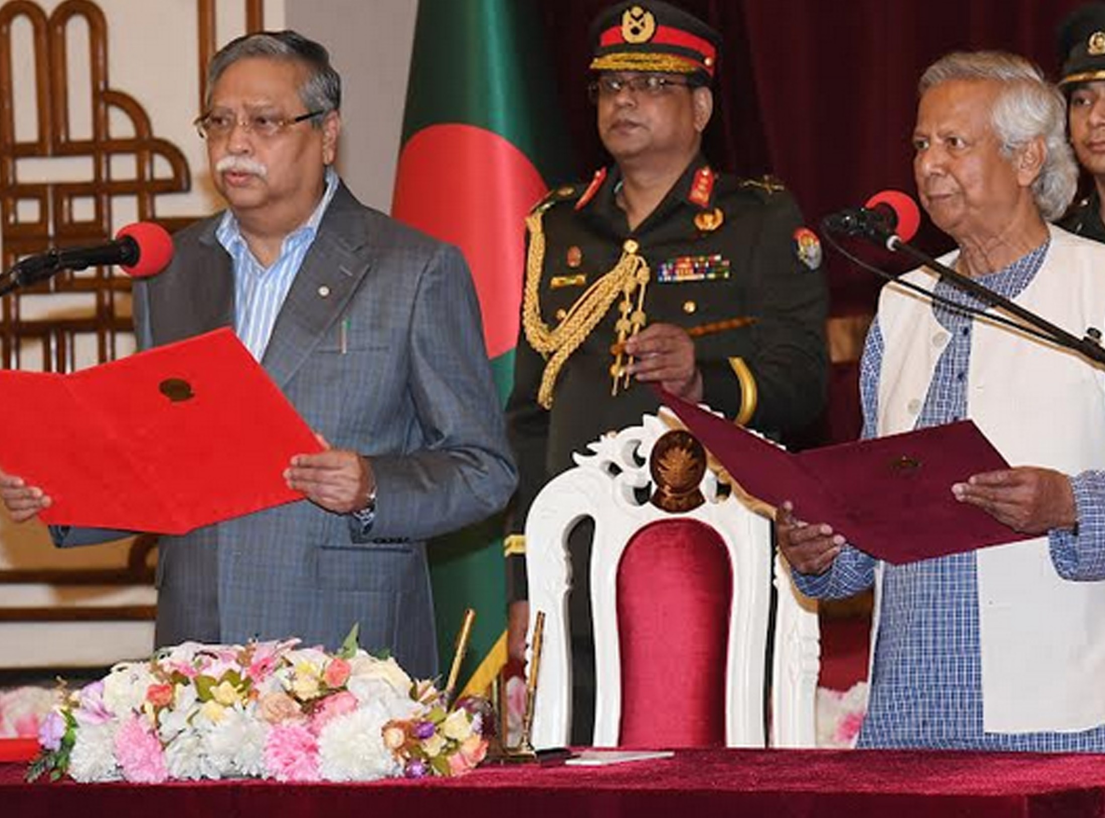 রাষ্ট্রপতি মো: সাহাবুদ্দিন বঙ্গভবনের দরবার হলে অন্তর্বর্তীকালীন সরকারের প্রধান উপদেষ্টা ড. মুহাম্মদ ইউনুসকে শপথবাক্য পাঠ করান।