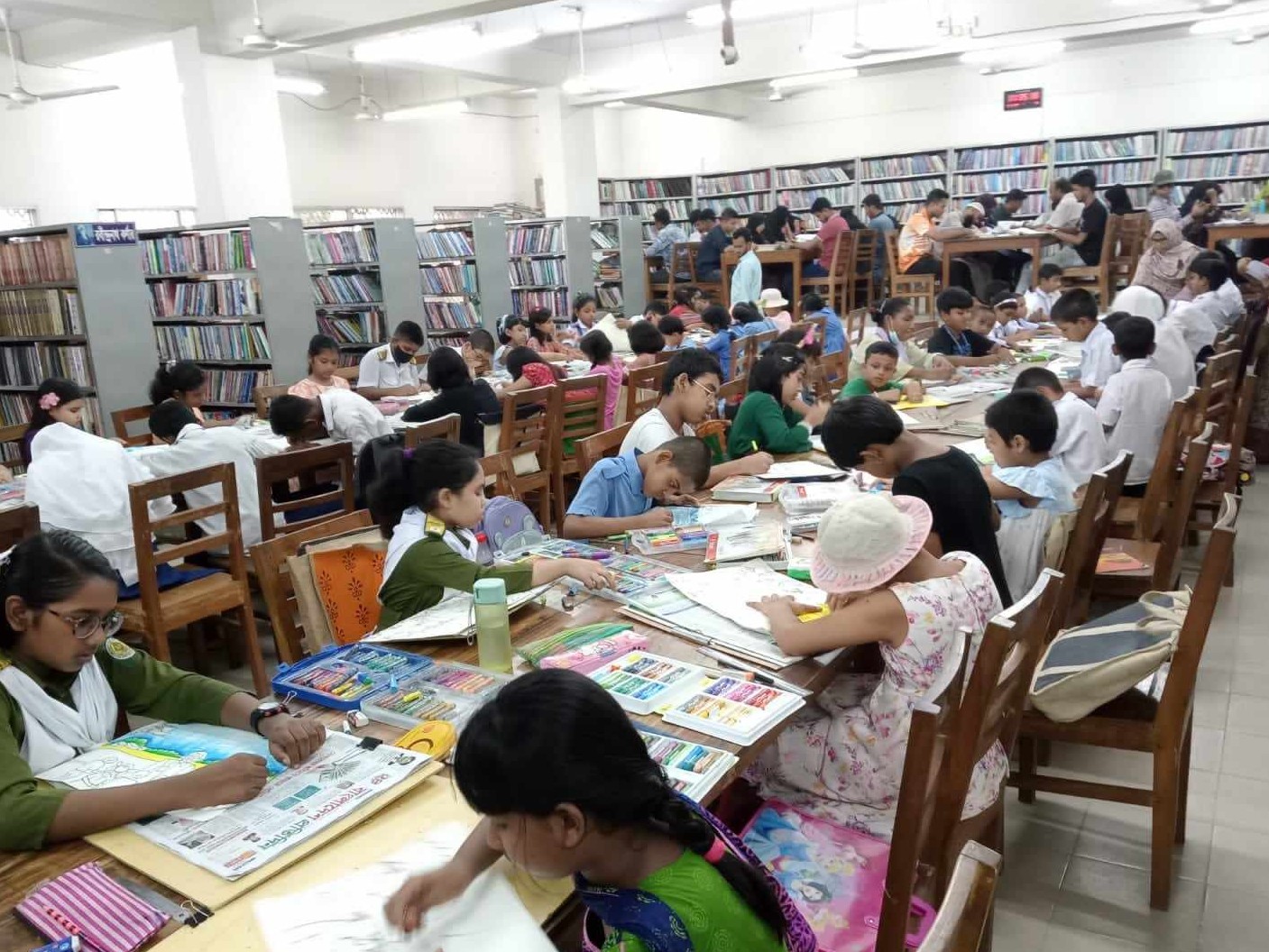 চিত্রাঙ্কন প্রতিযোগিতায় অংশগ্রহণকারীর স্থিরচিত্র