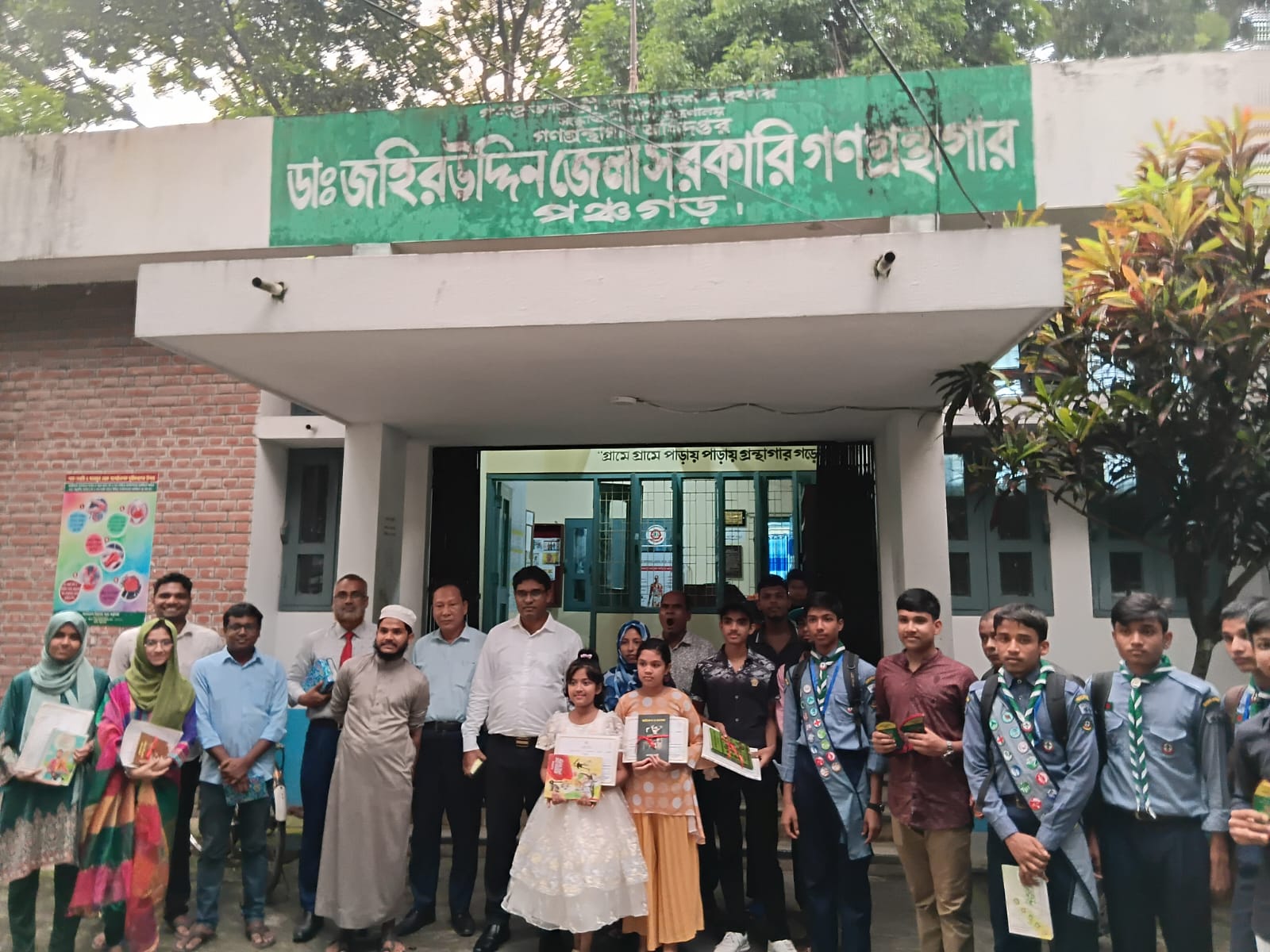 তারুণ্যের উৎসব ২০২৫ উপলক্ষে আয়োজিত আবৃত্তি ও উপস্থিত বক্তৃতা প্রতিযোগিতার বিজয়ীদের মাঝে পুরস্কার বিতরণের স্থির চিত্র।