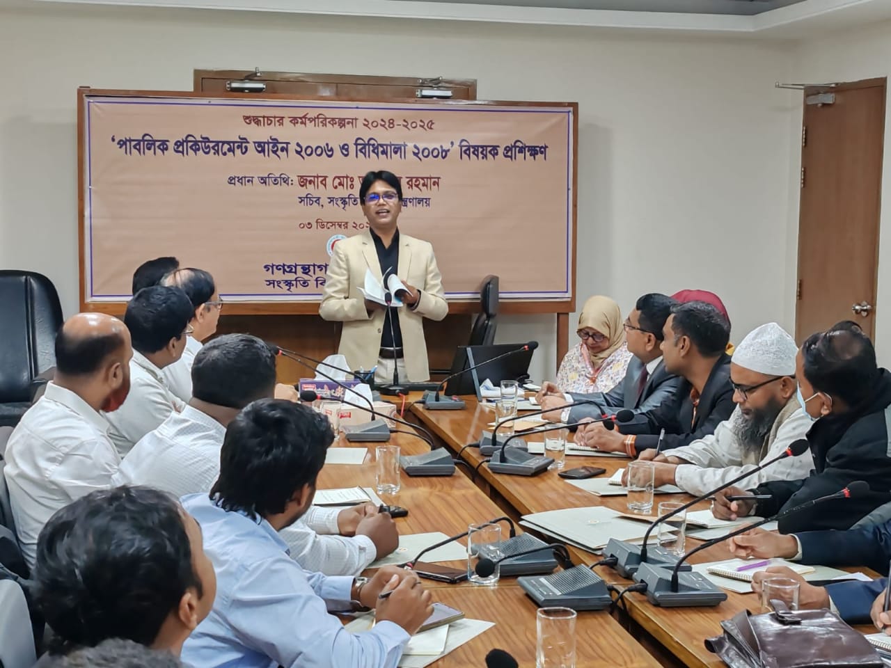 গণগ্রন্থাগার অধিদপ্তরের অধীন বিভাগীয় ও জেলা পর্যায়ের সরকারি গণগ্রন্থাগারের দায়িত্বপ্রাপ্ত কর্মকর্তাদের ২য় ব্যাচের অংশগ্রহণে গত ০৩-১২-২০২৪ তারিখ, মঙ্গলবার অধিদপ্তরের সভাকক্ষে স্বচ্ছতা ও জবাবদিহিতার লক্ষ্যে “পাবলিক প্রকিউরমেন্ট আইন ২০০৬ ও বিধিমালা ২০০৮” বিষয়ক প্রশিক্ষণ অনুষ্ঠিত হয়। ‘পাবলিক প্রকিউরমেন্ট আইন ২০০৬ এবং বিধি ২০০৮’ বিষয়ে আলোচনা করেন সংস্কৃতি বিষয়ক মন্ত্রনালয়ের উপসচিব জনাব আলমগীর হুছাইন (উন্নয়ন ও পরিকল্পনা শাখা)। বার্ষিক গোপনীয় অনুবেদন নিয়ে বিস্তারিত আলোচনা করেন জনাব মফিদুর রহমান (অতিরিক্ত সচিব)। প্রশিক্ষণার্থীদের উদ্দেশ্যে জাতীয় শুদ্ধাচার কৌশল সম্পর্কে আলোচনা করেন সংস্কৃতি বিষয়ক মন্ত্রনালয়ের সম্মানিত সচিব জনাব মো: আতাউর রহমান এবং গণগ্রন্থাগার অধিদপ্তরের মহাপরিচালক জনাব মনীষ চাকমা।