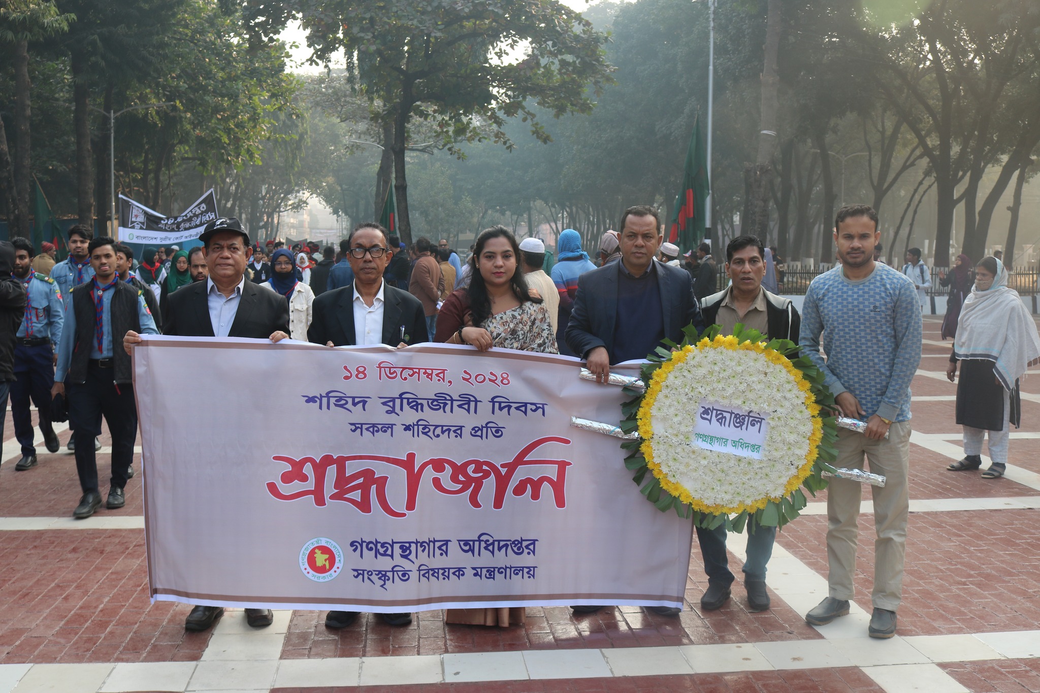 ১৪ ডিসেম্বর শহীদ বুদ্ধিজীবী দিবস ২০২৪ উপলক্ষে মিরপুর শহীদ বুদ্ধিজীবী স্মৃতিসৌধ ও রায়েরবাজার বধ্যভূমিতে পুষ্পস্তবক অর্পন। শহীদ বুদ্ধিজীবীদের স্মরণে সুফিয়া কামাল জাতীয় গণগ্রন্থাগারে আলোচনা সভা ও দোয়া মাহফিল। আলোচনা সভা ও দোয়া মাহফিলে প্রধান অতিথি হিসেবে উপস্থিত ছিলেন জনাব মনীষ চাকমা, মহাপরিচালক, গণগ্রন্থাগার অধিদপ্তর। সভাপতিত্ব করেন জনাব মরিয়ম বেগম, পরিচালক, সুফিয়া কামাল জাতীয় গণগ্রন্থাগার।