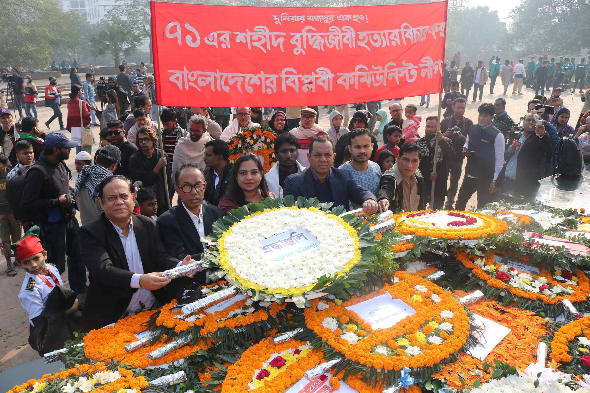 ১৪ ডিসেম্বর শহীদ বুদ্ধিজীবী দিবস ২০২৪ উপলক্ষে মিরপুর শহীদ বুদ্ধিজীবী স্মৃতিসৌধ ও রায়েরবাজার বধ্যভূমিতে পুষ্পস্তবক অর্পন। শহীদ বুদ্ধিজীবীদের স্মরণে সুফিয়া কামাল জাতীয় গণগ্রন্থাগারে আলোচনা সভা ও দোয়া মাহফিল। আলোচনা সভা ও দোয়া মাহফিলে প্রধান অতিথি হিসেবে উপস্থিত ছিলেন জনাব মনীষ চাকমা, মহাপরিচালক, গণগ্রন্থাগার অধিদপ্তর। সভাপতিত্ব করেন জনাব মরিয়ম বেগম, পরিচালক, সুফিয়া কামাল জাতীয় গণগ্রন্থাগার।