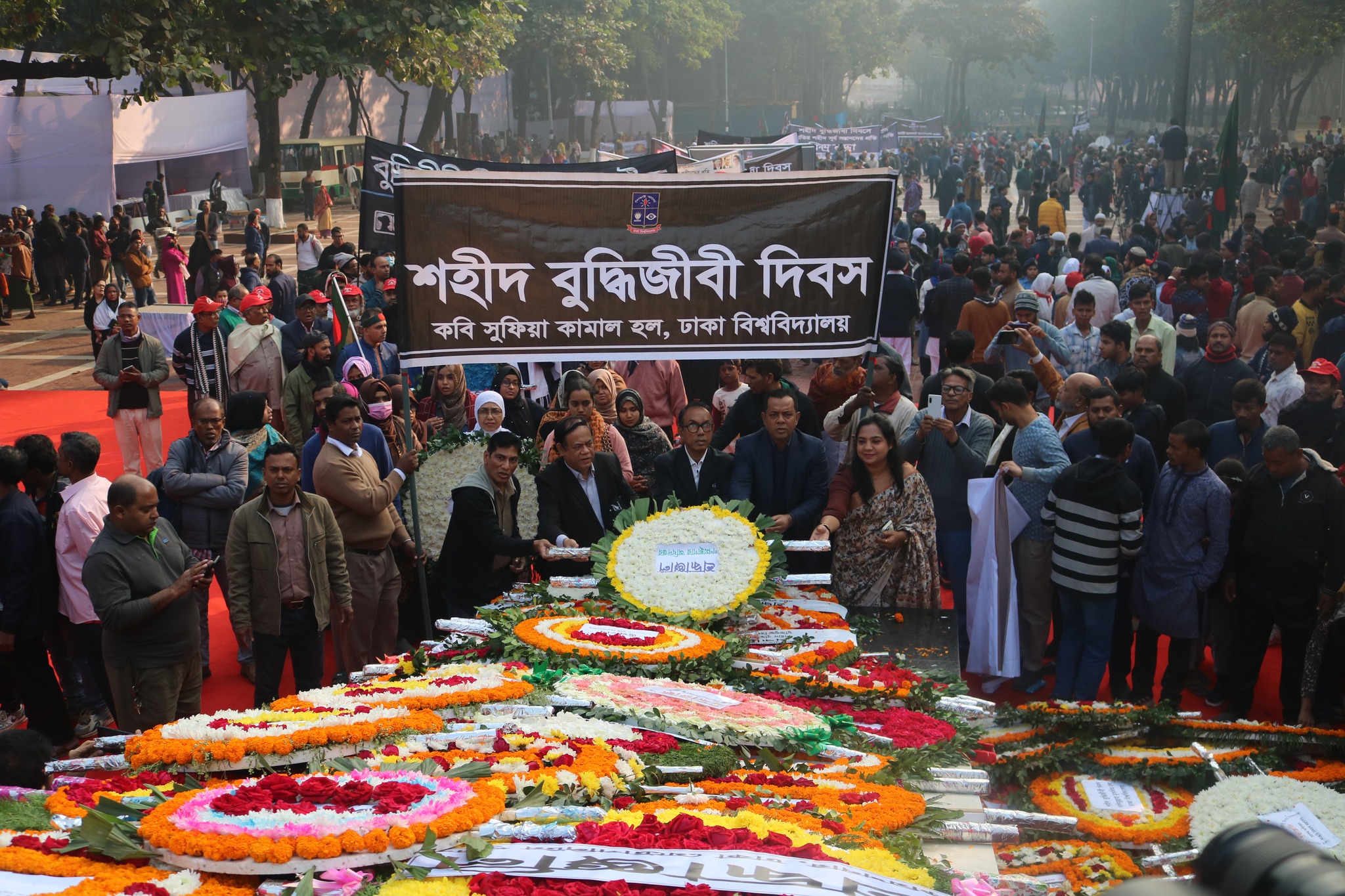 ১৪ ডিসেম্বর শহীদ বুদ্ধিজীবী দিবস ২০২৪ উপলক্ষে মিরপুর শহীদ বুদ্ধিজীবী স্মৃতিসৌধ ও রায়েরবাজার বধ্যভূমিতে পুষ্পস্তবক অর্পন। শহীদ বুদ্ধিজীবীদের স্মরণে সুফিয়া কামাল জাতীয় গণগ্রন্থাগারে আলোচনা সভা ও দোয়া মাহফিল। আলোচনা সভা ও দোয়া মাহফিলে প্রধান অতিথি হিসেবে উপস্থিত ছিলেন জনাব মনীষ চাকমা, মহাপরিচালক, গণগ্রন্থাগার অধিদপ্তর। সভাপতিত্ব করেন জনাব মরিয়ম বেগম, পরিচালক, সুফিয়া কামাল জাতীয় গণগ্রন্থাগার।
