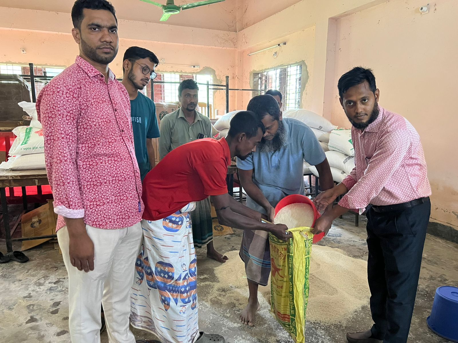 ঈদুল আযহা উপলক্ষে সরকারি উপহার ১০ কেজি চাউল বিতরন।