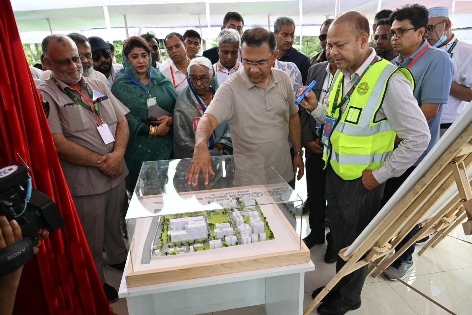 গণপূর্ত অধিদপ্তরের প্রধান প্রকৌশলী প্রধানমন্ত্রী ও আমন্ত্রিত অতিথিদের সামনে প্রকল্পের মাস্টার প্ল্যান এবং কারিগরি বিষয়াদি উপস্থাপন করেন।