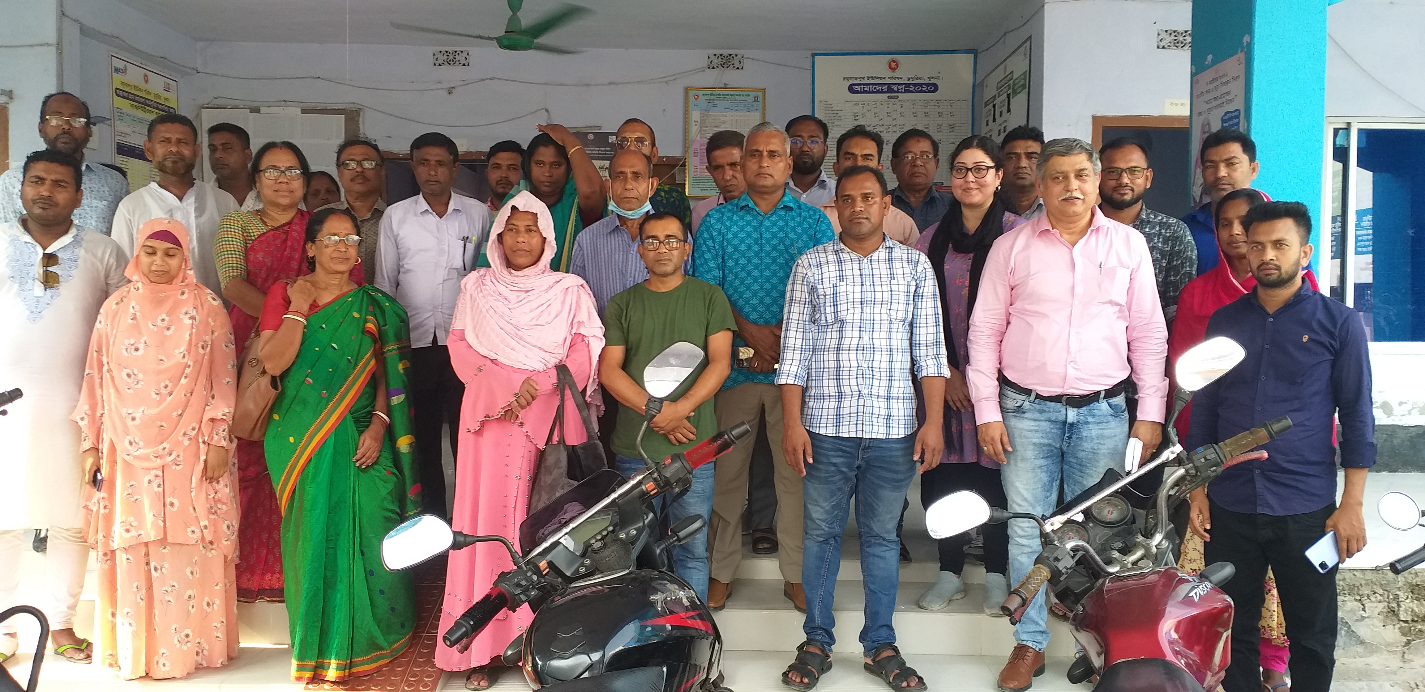 ইউনিয়ন পরিষদ পরিদর্শন করেন মাননীয় বিভাগীয় কমিশনার