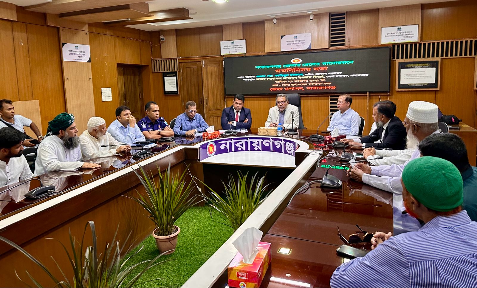 আজ ২৭ অক্টোবর ২০২৫ তারিখে নারায়ণগঞ্জ এর জেলা প্রশাসকের সম্মেলন কক্ষে নারায়ণগঞ্জ এর বিভিন্ন শ্রেণি পেশার মানুষের সাথে নারায়ণগঞ্জে রেল সেবার উন্নয়ন বিষয়ে একটি মতবিনিময় সভা অনুষ্ঠিত হয়৷ সভায় রেলপথ মন্ত্রণালয়ের সচিব, বাংলাদেশ রেলওয়ের মহাপরিচালক, নারায়নগঞ্জের জেলা প্রশাসক, নারায়ণগঞ্জ সিটি করপোরেশনের ঊর্ধ্বতন কর্মকর্তাসহ নারায়ণগঞ্জের বিশিষ্টজন উপস্থিত ছিলেন৷