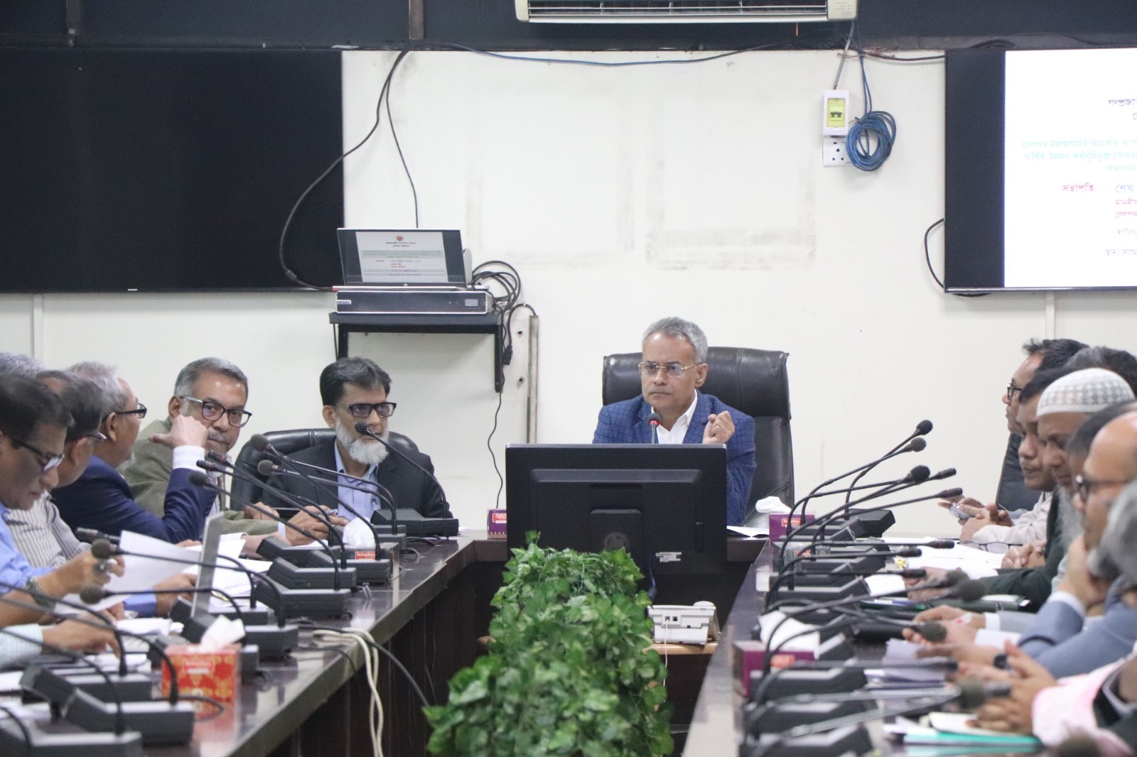 রেলপথ মন্ত্রণালয়ের মাননীয় মন্ত্রী জনাব শেখ রবিউল আলম এমপির সভাপতিত্বে রেলপথ মন্ত্রণালয়ের ২০২৫-২০২৬ অর্থবছরের সংশোধিত বার্ষিক উন্নয়ন কর্মসূচিভুক্ত (আরএডিপি) চলমান প্রকল্পসমূহের বাস্তবায়ন অগ্রগতি পর্যালোচনা সভা। (রেলভবন, ২৮ ফেব্রুয়ারি ২০২৬ খ্রি)