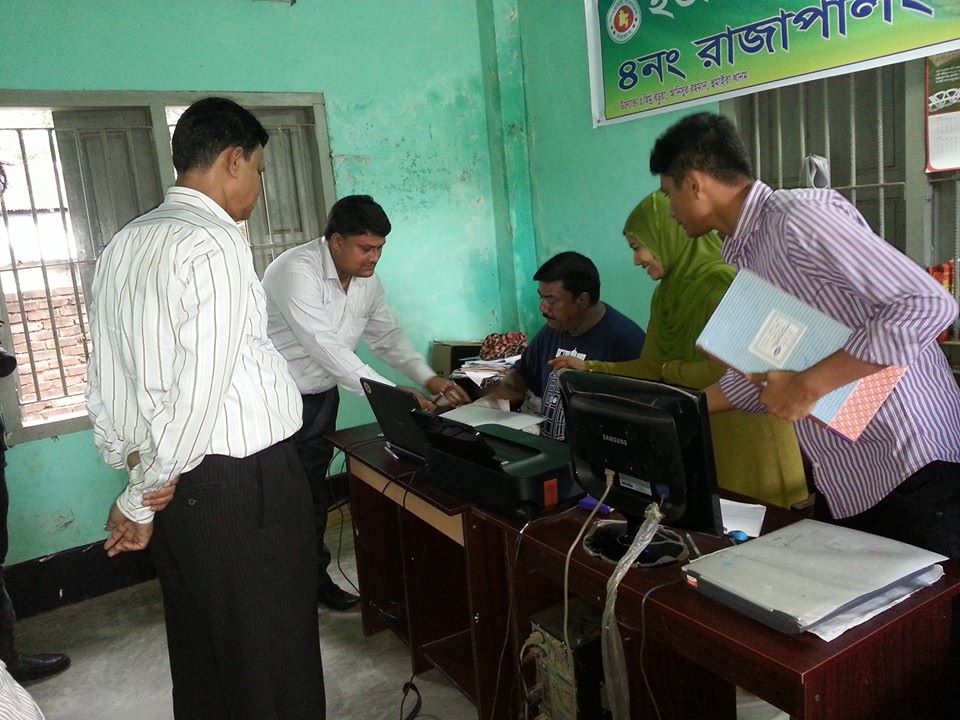 রাজাপালং ইউনিয়ন ডিজিটাল সেন্টার পরিদর্শন করেছেন, জনাব কবির বিন আনোয়ার, প্রকল্প পরিচালক, এ ২ আই প্রকল্প, সাথে ছিলেন কক্সবাজার জেলা প্রশাসক- মো: রুহুল আমিন, উপজেলা নির্বাহী অফিসার- মো: সাইফুল ইসলাম, চেয়ারম্যান- জাহাঙ্গীর কবির চৌধুরী, উদ্যোক্তা- হিমু বড়ুয়া।