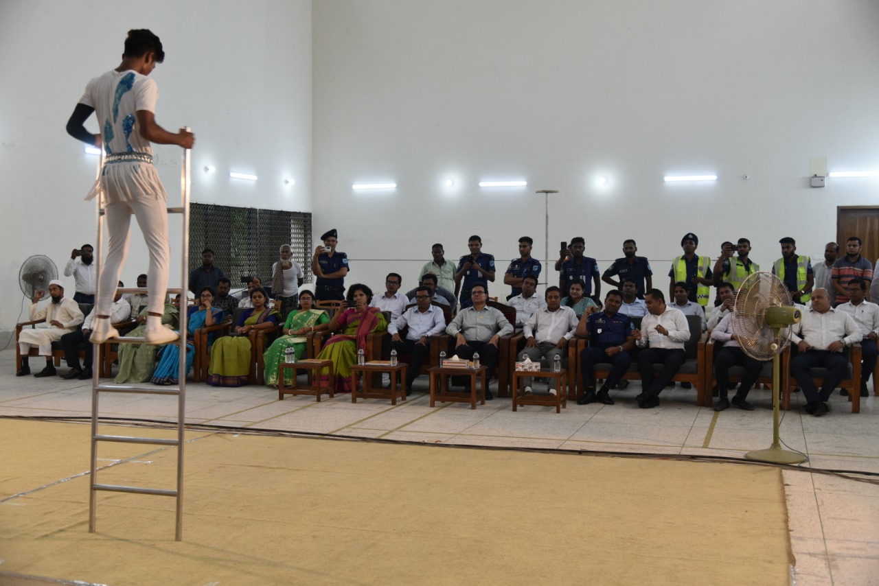 বাংলাদেশ শিল্পকলা একাডেমি অ্যাক্রোবেটিক দলের পরিবেশনা উপভোগ করছেন বিভাগীয় কমিশনার জনাব মো: খলিলুর রহমান।