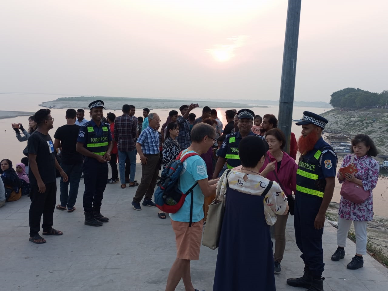 জাপানিজ পর্যটক টি-বাঁধ