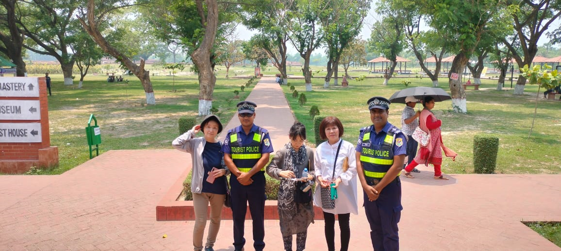 জাপানিজ পর্যটক পাহাড়পুর