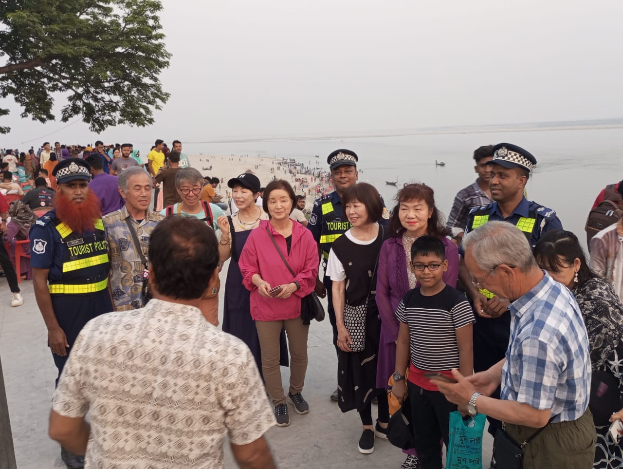 জাপানিজ পর্যটক টি-বাঁধ