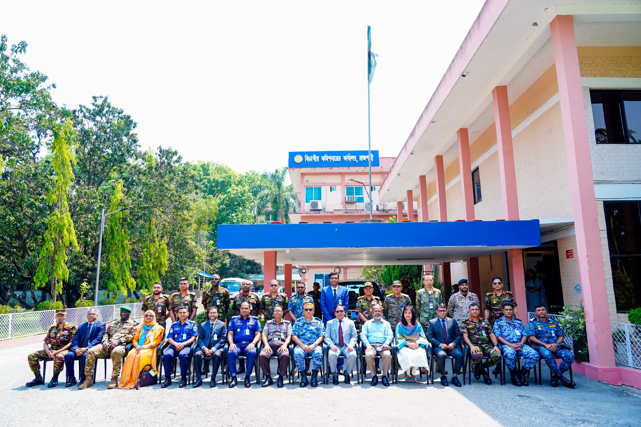 ন্যাশনাল ডিফেন্স কোর্স-২০২৬ এর সদস্যবৃন্দ ইন্টারনাল স্টাডি ট্যুরের অংশ হিসেবে অদ্য ০৭ এপ্রিল ২০২৬ তারিখে এ কার্যালয়ে আগমন করেন এবং মান্যবর বিভাগীয় কমিশনার, রাজশাহী ড. আ. ন. ম. বজলুর রশীদ মহোদয়ের সাথে মতবিনিময় করেন।