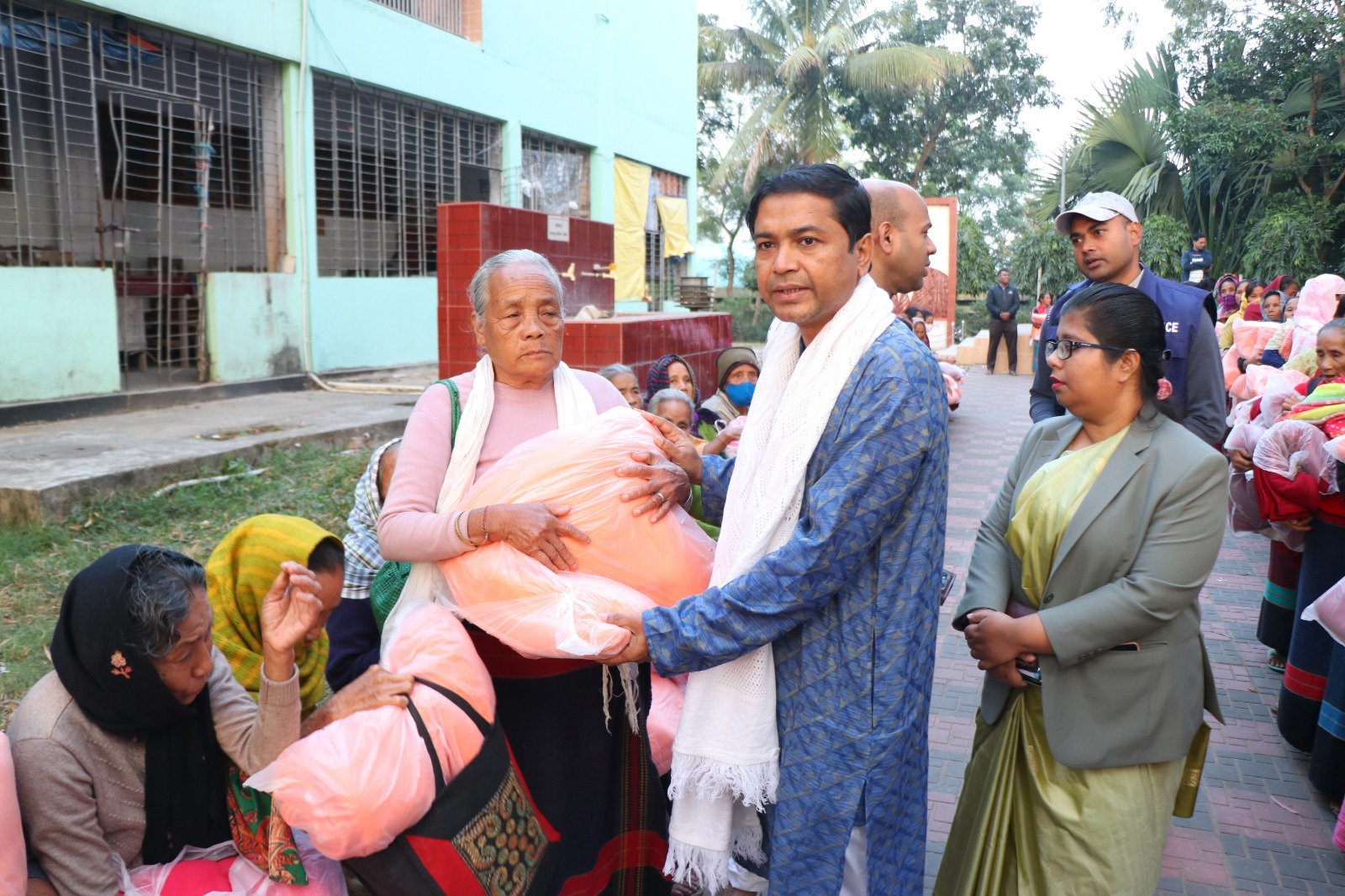 জেলা প্রশাসন কর্তৃক শীতবস্ত্র বিতরণ