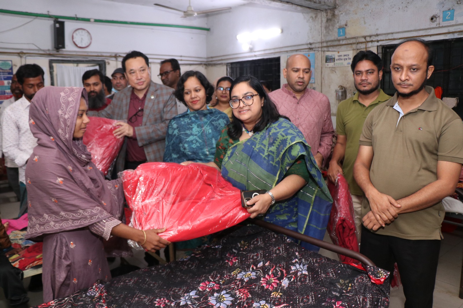 জেলা প্রশাসন কর্তৃক শীতবস্ত্র বিতরণ