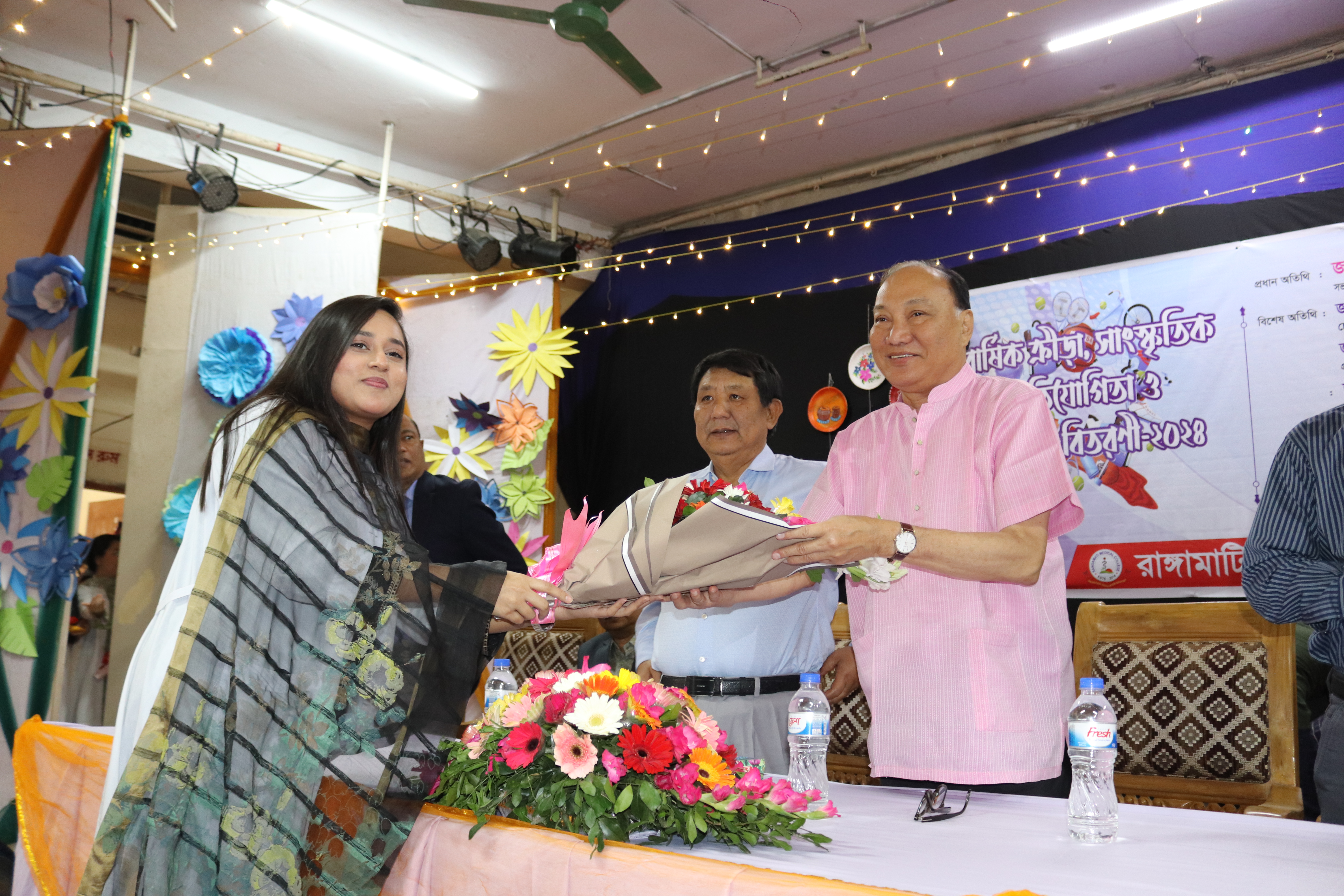 প্রধান অতিথি জনাব দীপংকর তালুকদার এম.পি কে ফুল দিয়ে বরণ