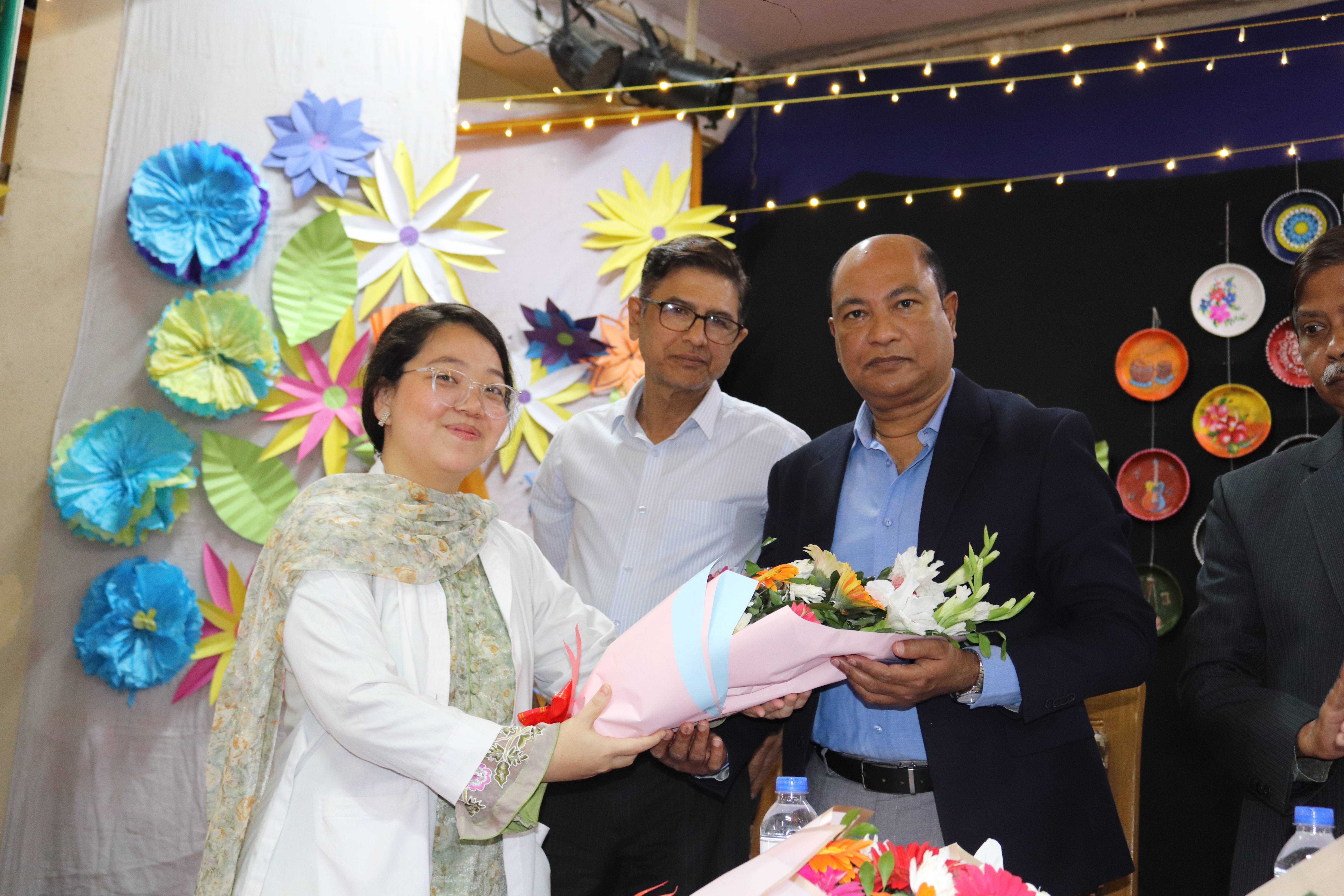 অধ্যাপক ডাঃ প্রীতি প্রসূন বড়ুয়া স্যারকে ফুল দিয়ে বরণ