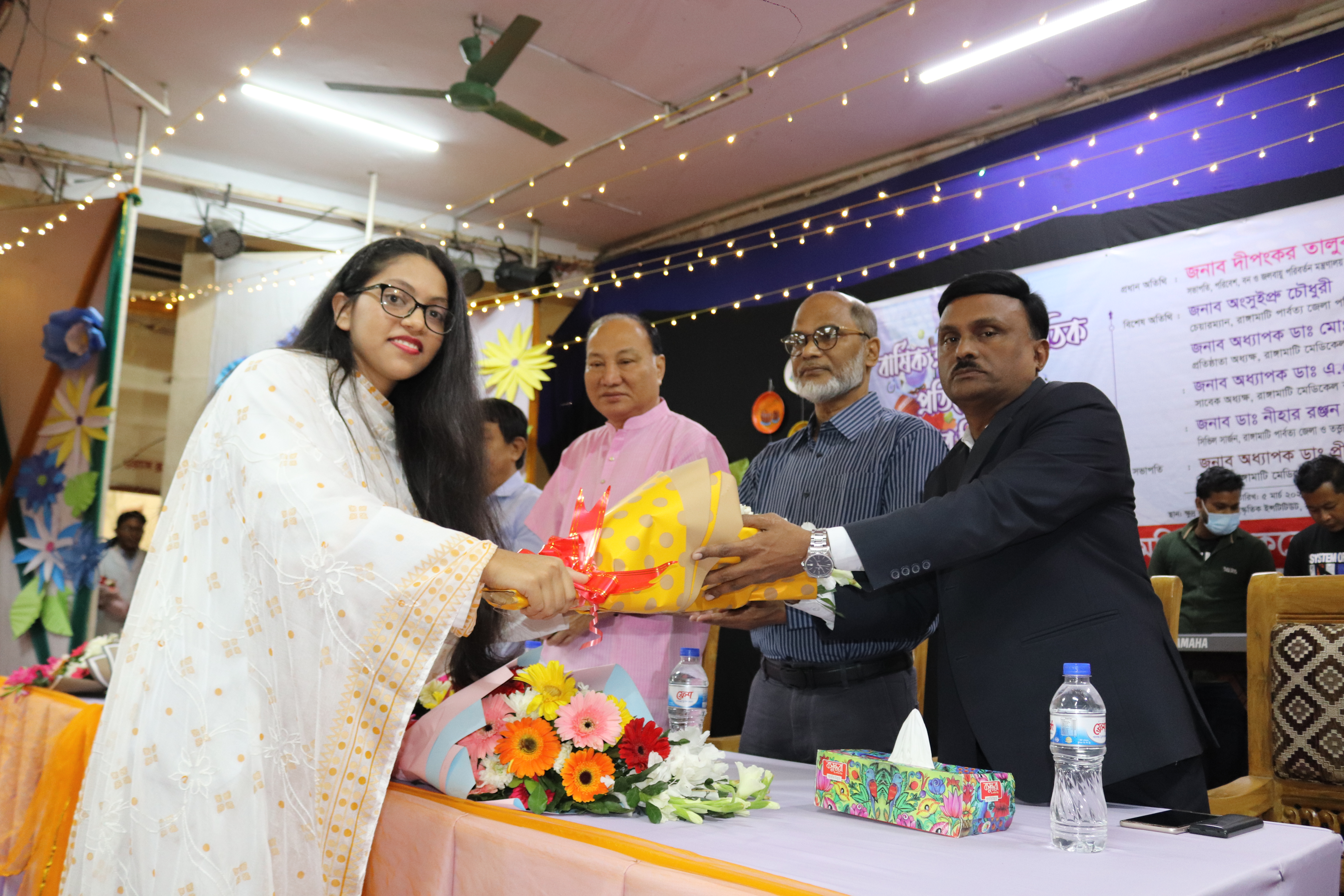 বিশেষ অতিথি ডাঃ নীহার রঞ্জন নন্দী, সিভিল সার্জন, রাঙ্গামাটি'কে ফুল দিয়ে বরণ