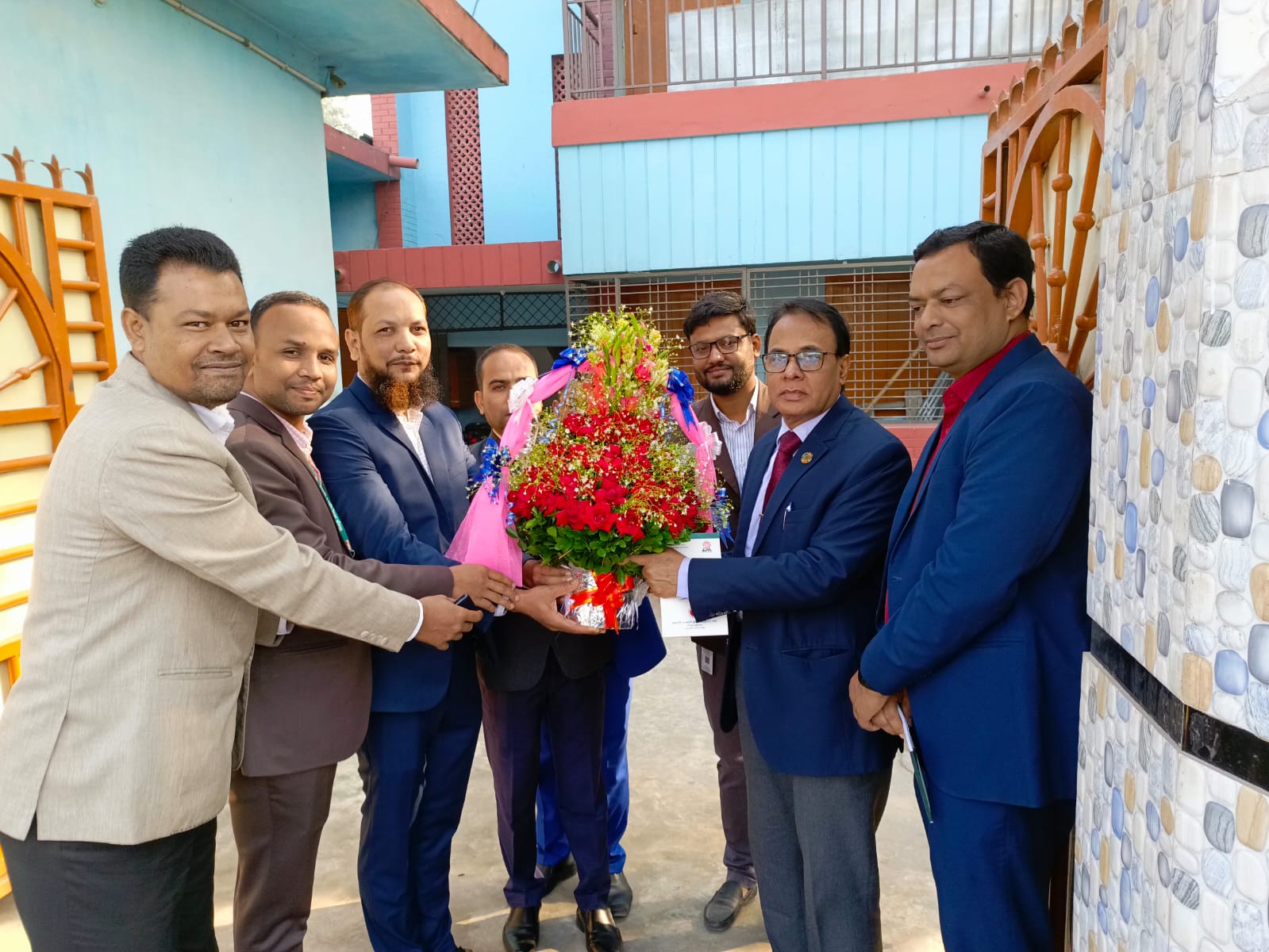 প্রধান নিয়ন্ত্রক স্যারের আগমন উপলক্ষে আমদানি ও রপ্তানি সহকারী নিয়ন্ত্রকের দপ্তর, রংপুরের পক্ষ থেকে ফুলেল শুভেচ্ছা