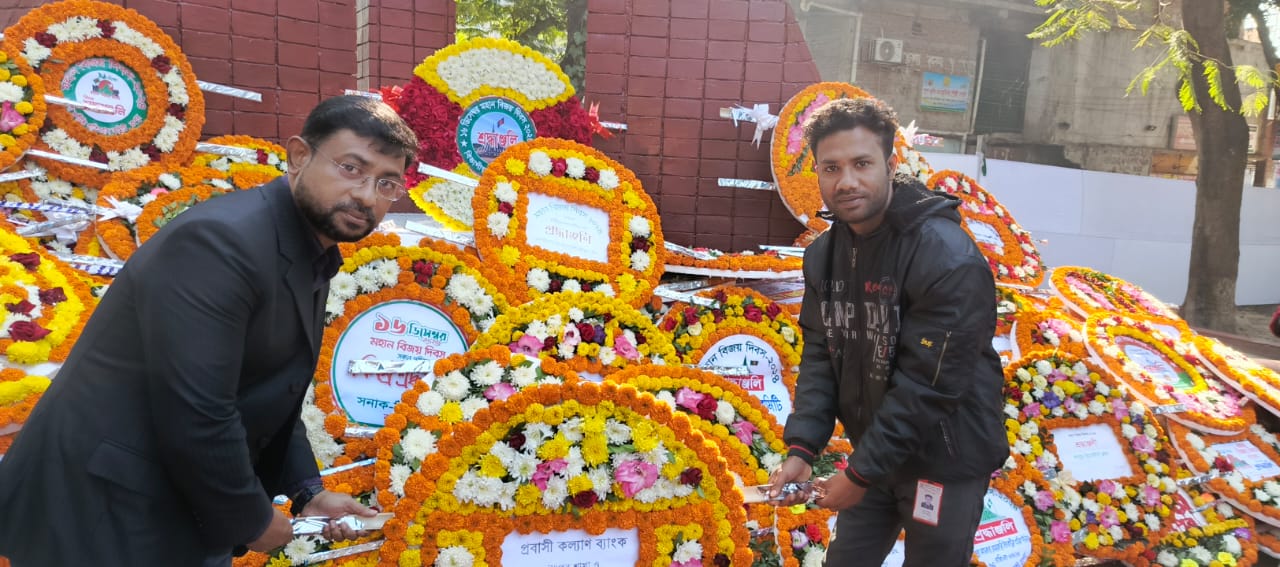 জাতীয় স্মৃতিসৌধে পুষ্পস্তবক অর্পণ