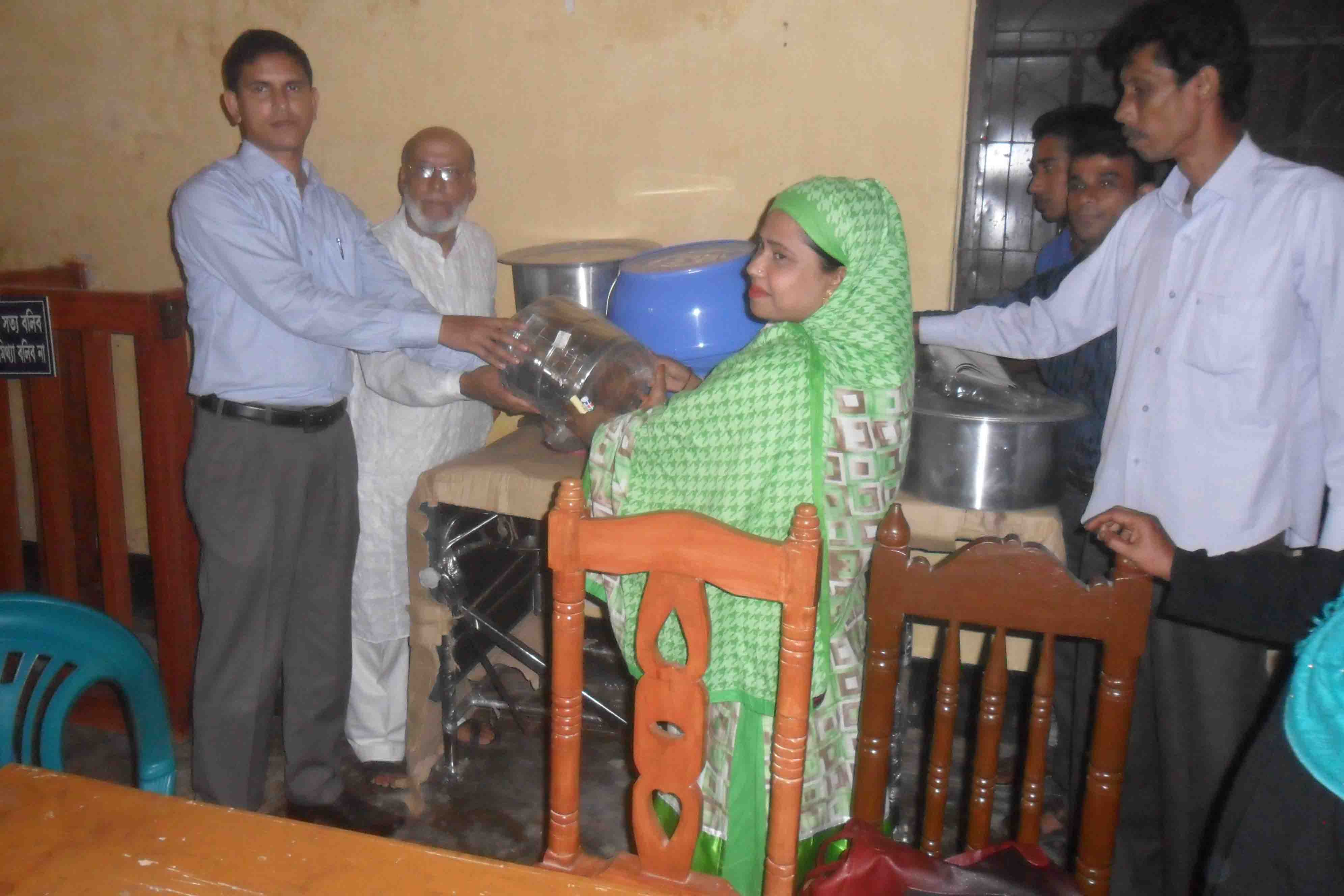 কমিউনিটি ক্লিনিকে ডেলিভারী সরঞ্জাম বিতরণ। 