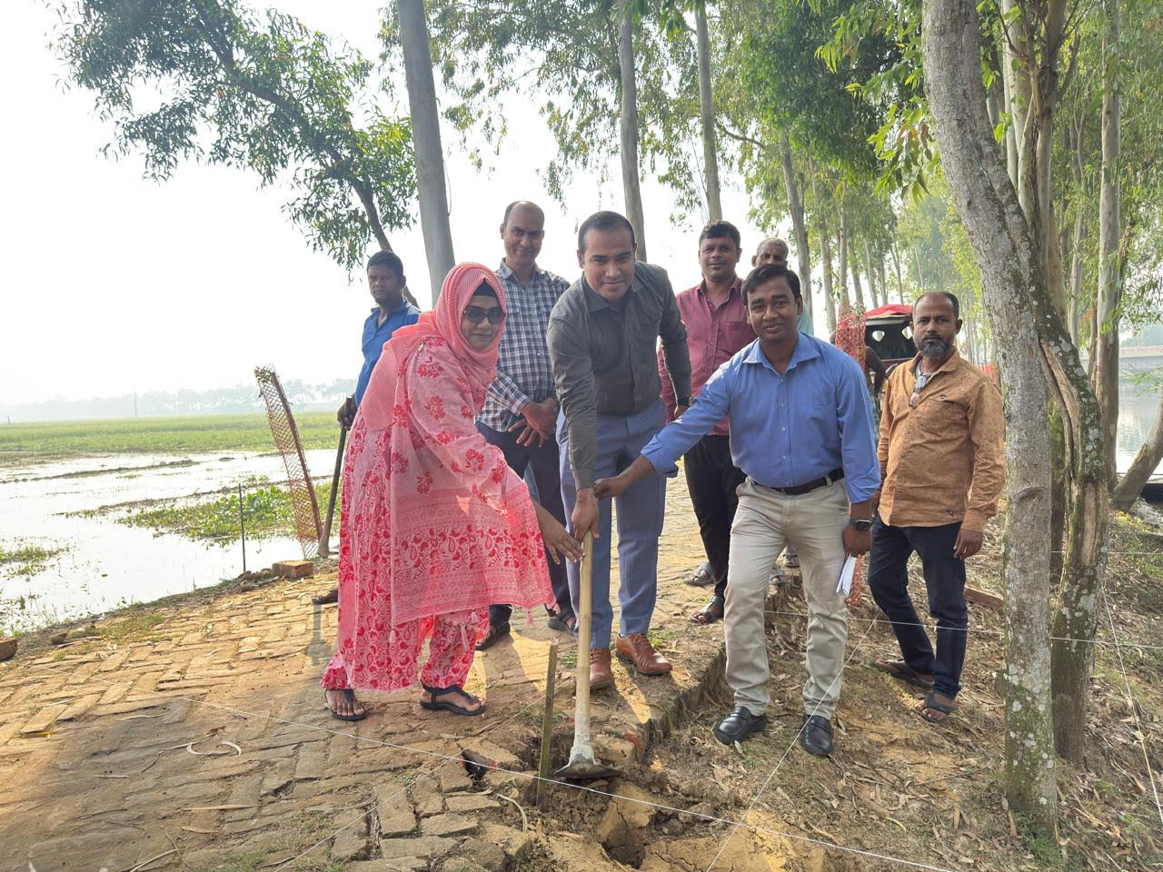 রক্তদহ বিল পর্যটন এলাকা ও পাখি পল্লীতে ঝুলন্ত ব্রীজের ভিত্তিপ্রস্তর স্থাপন করেন উপজেলা নির্বাহী অফিসার জনাব মোঃ রাকিবুল হাসান