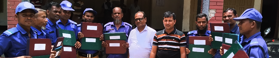 গ্রাম পুলিশদের মাঝে জন্ম মৃত্যু নিবন্ধন রেজিষ্টার প্রদান