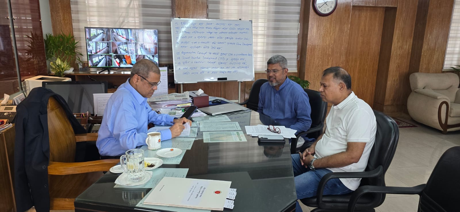 সচিব মহোদয়ের সাথে চেয়ারম্যান মহোদয়ের সাক্ষাৎ