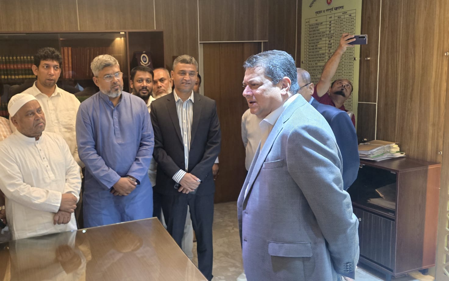 মন্ত্রী মহোদয়ের সাথে চেয়ারম্যান মহোদয়ের সাক্ষাৎ