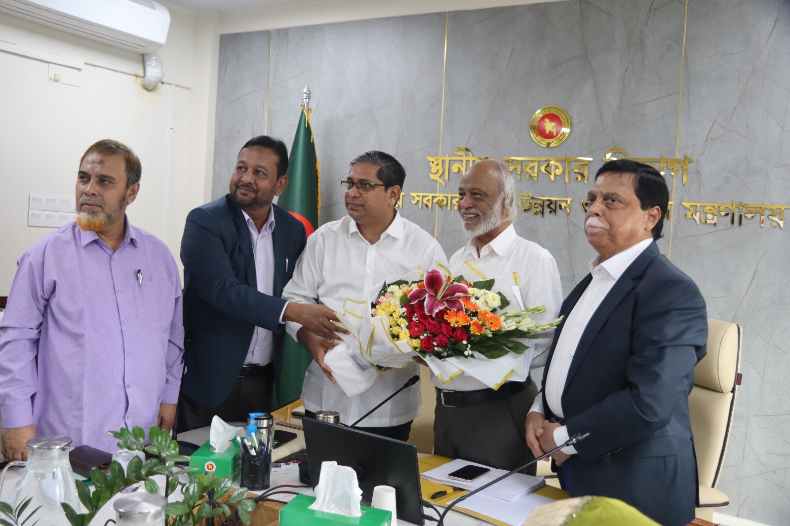 স্থানীয় সরকার, পল্লী উন্নয়ন ও সমবায় মন্ত্রণালয়ের মাননীয় মন্ত্রী ড. আবদুল মঈন খান, এমপি'কে ফুলেল শুভেচ্ছা জ্ঞাপন।