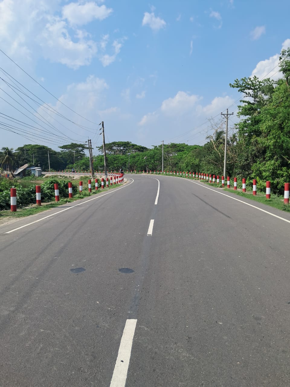 ভোলা (পরানতালুকদারহাট)-চরফ্যাশন (চরমানিকা) আঞ্চলিক মহাসড়ক উন্নয়ন প্রকল্পের মাধ্যমে সম্পাদনকৃত সড়কের ছবি