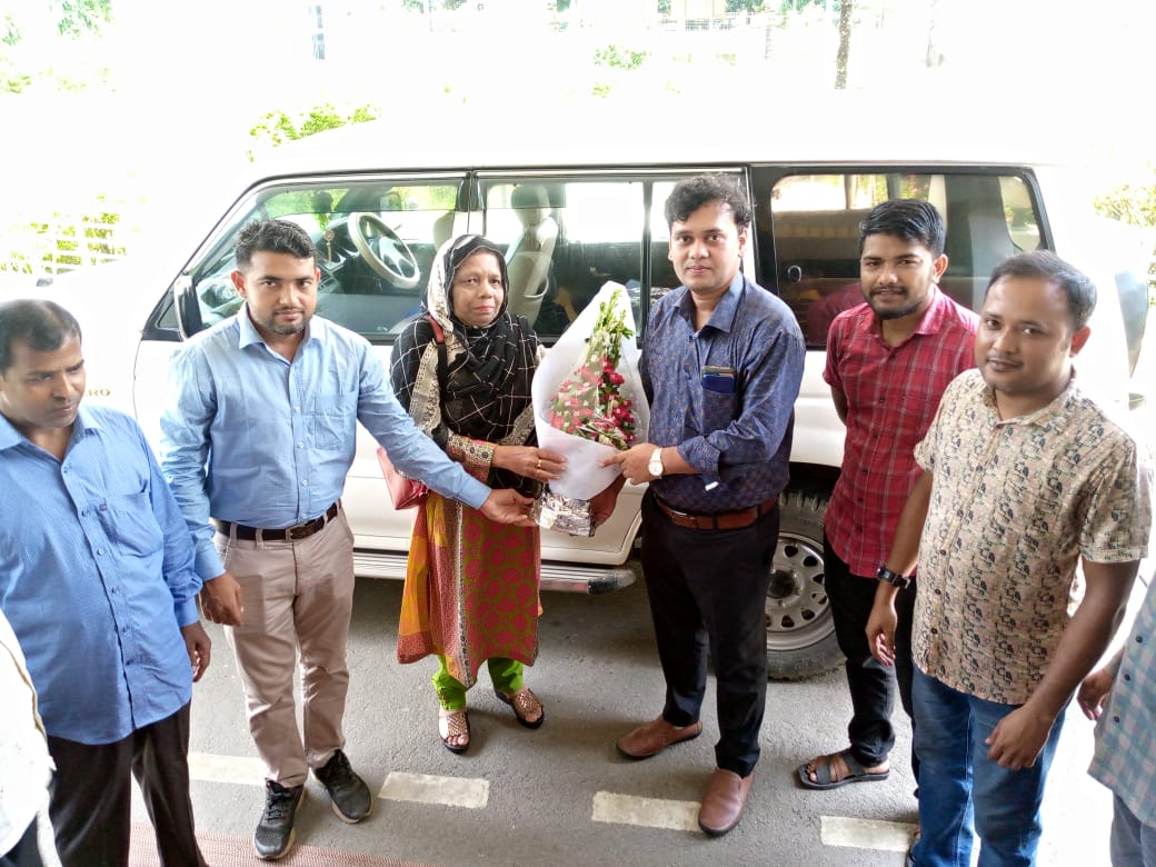 নির্বাহী প্রকৌশলী মহোদয়ের যোগদানে ফুলেল শুভেচ্ছা বিনিময়।