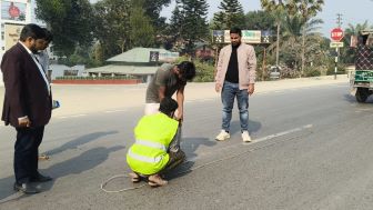 N5 জতীয় মহাসড়কে সড়ক নিরাপত্তা নিশ্চিতকরণে Road Stud স্থাপন কাজ।