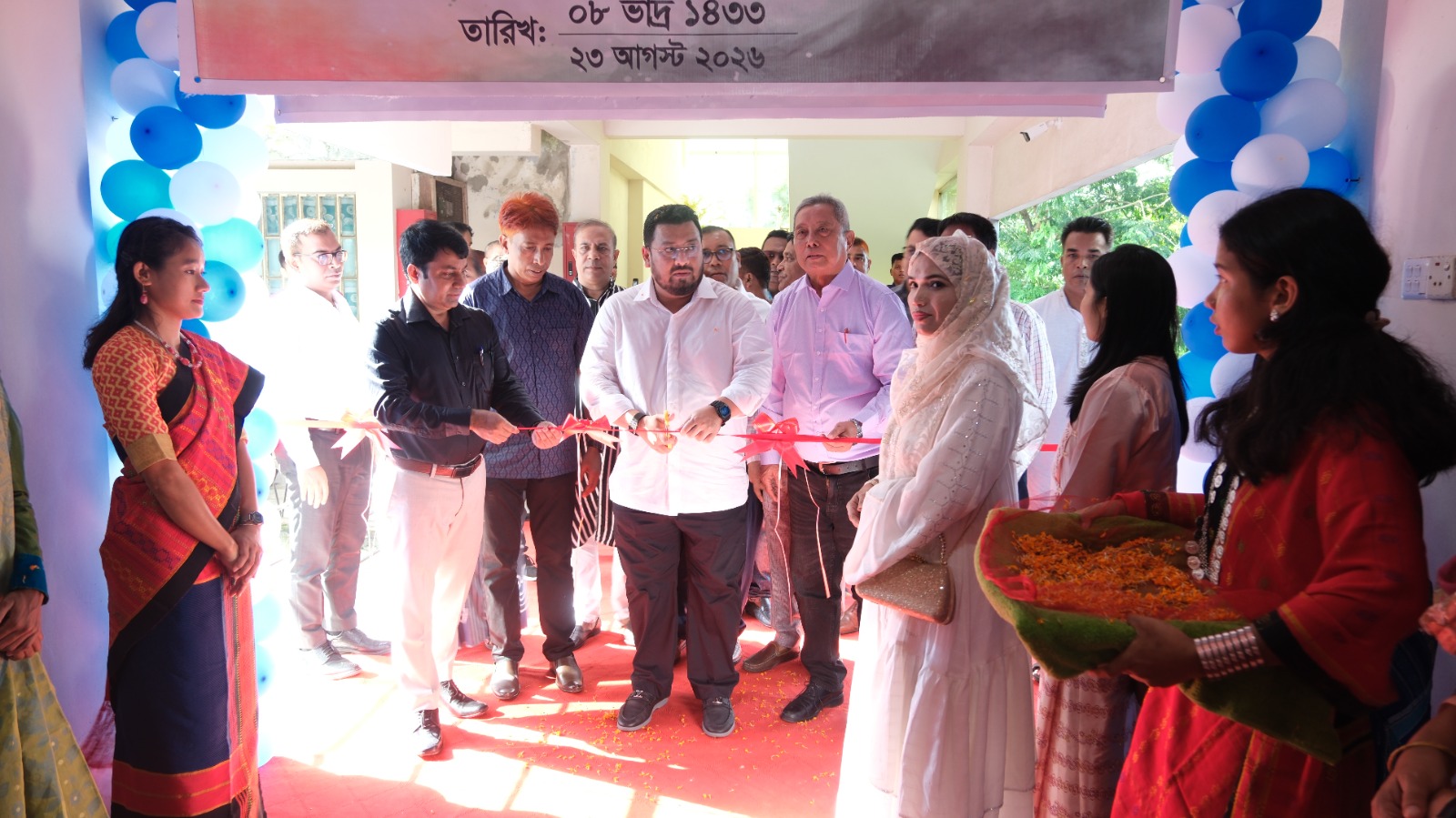 ই-লার্নিং সেন্টার উদ্ধোধন করছেন জনাব মীর মোহাম্মদ হেলাল উদ্দীন, এমপি, মাননীয় প্রতিমন্ত্রী, পার্বত্য চট্টগ্রাম বিষয়ক মন্ত্রণালয়