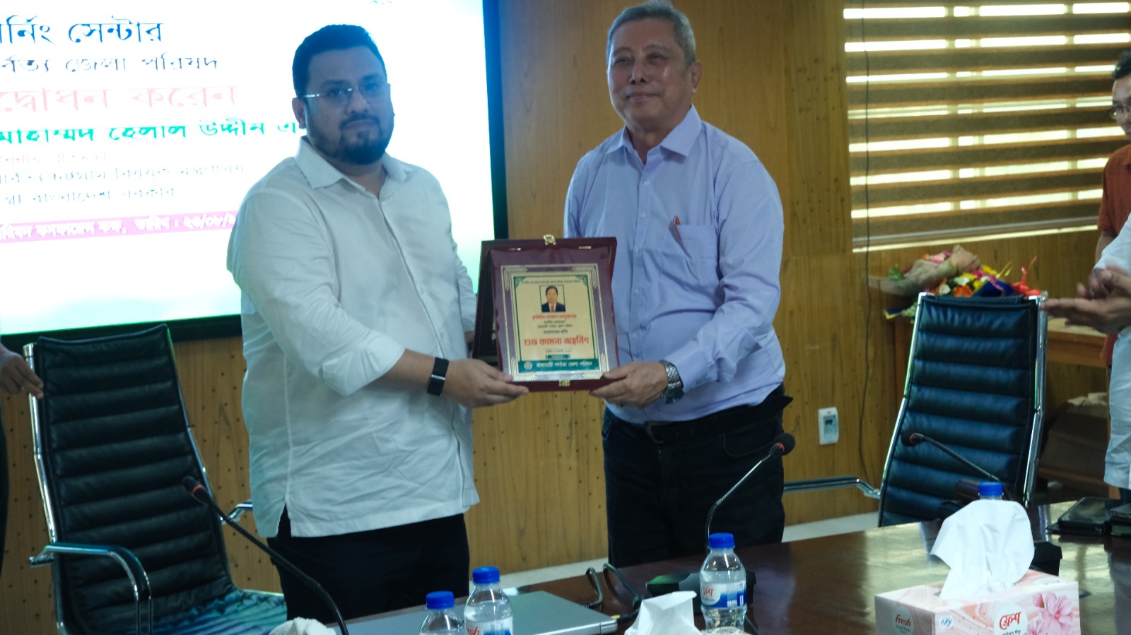 রাঙ্গামাটি পার্বত্য জেলা পরিষদে কনফারেন্স কক্ষে ই- লার্নিং সেন্টার উদ্ধোধনী অনুষ্ঠানে উপস্থিত ছিলেন জনাব মীর মোহাম্মদ হেলাল উদ্দীন, এমপি, মাননীয় প্রতিমন্ত্রী্‌, পার্বত্য চট্টগ্রাম বিষয়ক মন্ত্রণালয় এবং সাবেক চেয়ারম্যান কৃষিবিদ কাজল তালুকদার মহোদয়