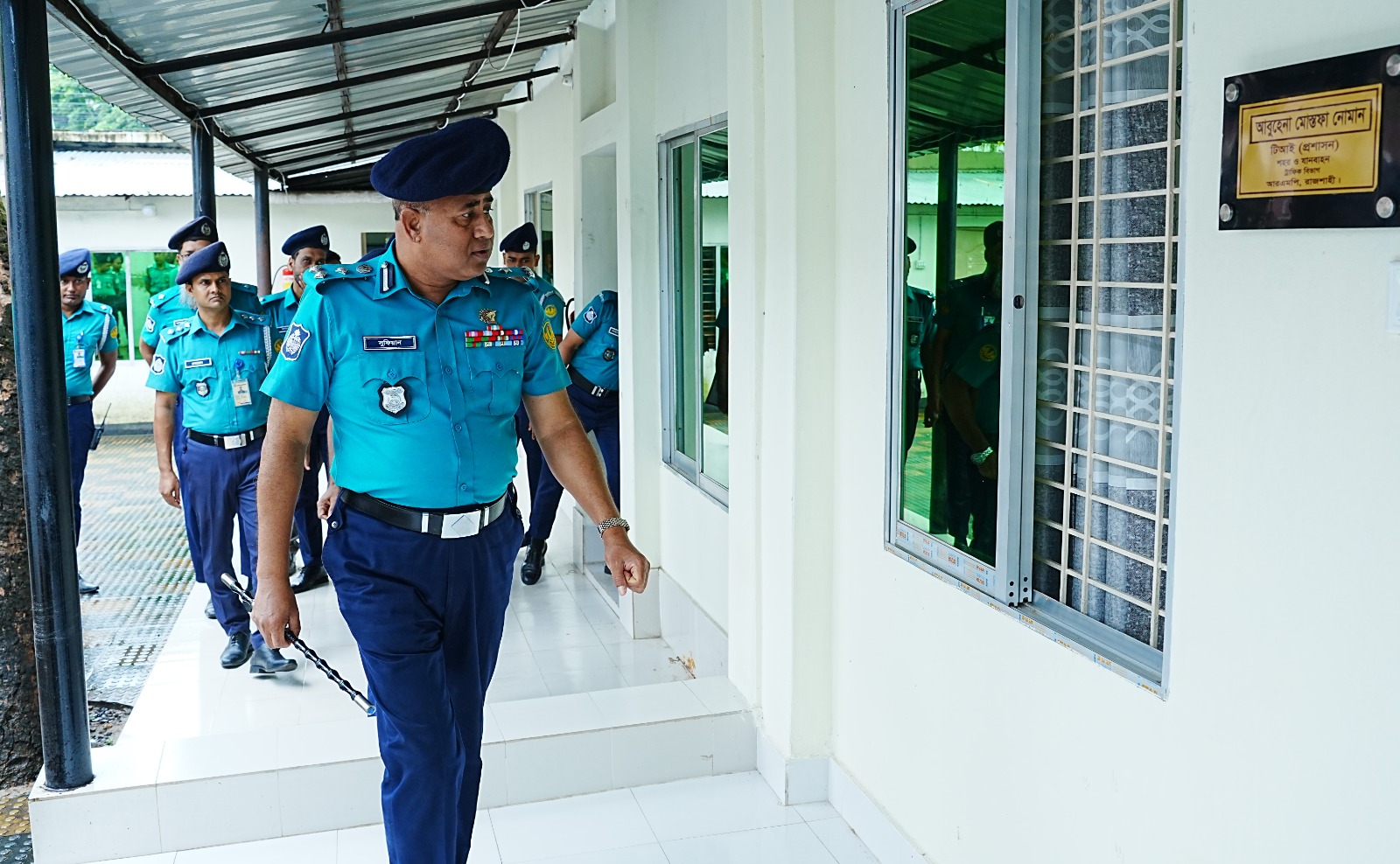 আজ ০৮ জুলাই ২০২৫ খ্রিস্টাব্দ সকাল সাড়ে ১০টায় রাজশাহী মেট্রোপলিটন পুলিশের সম্মানিত পুলিশ কমিশনার জনাব মোহাম্মদ আবু সুফিয়ান মহোদয় আরএমপির ট্রাফিক বিভাগের কার্যালয় পরিদর্শন করেন।  পরিদর্শনের সময় পুলিশ কমিশনার মহোদয়কে স্বাগত জানান জনাব মো: নূর আলম সিদ্দিকী, উপ-পুলিশ কমিশনার (ট্রাফিক), আরএমপি, রাজশাহী। এসময় জনাব মোহাম্মদ মহিবুল ইসলাম, অতিরিক্ত উপ-পুলিশ কমিশনার (ট্রাফিক) এর নেতৃত্বে ট্রাফিক পুলিশের একটি চৌকস দল গার্ড অব অনার প্রদান করেন।  পরিদর্শনকালে পুলিশ কমিশনার মহোদয় ট্রাফিক অফিসের বিভিন্ন রেজিস্টার, নথিপত্র ও অফিসের সার্বিক পরিবেশ এবং নিরাপত্তা-সংক্রান্ত বিভিন্ন বিষয় পর্যবেক্ষণ করেন। এই তিনি ট্রাফিক পুলিশ সদস্যদের মহানগরীর গুরুত্বপূর্ণ স্থানে যথাযথভাবে চেকপোস্ট পরিচালনা, ট্রাফিক আইন বাস্তবায়নের নির্দেশনা প্রদান করেন। এছাড়াও পুলিশ কমিশনার মহোদয় ট্রাফিক সদস্যদের পোশাক পরিধানে ড্রেস রুলস যথাযথভাবে অনুসরণ, দায়িত্ব পালনে শৃঙ্খলা বজায় রাখা এবং নাগরিকদের প্রতি ভদ্রতা ও সৌহার্দ্যপূর্ণ আচরণ বজায় রেখে  দায়িত্ব পালনের নির্দেশ প্রদান করেন।  তিনি আরও বলেন, মহানগরীর প্রতিটি সড়ক যানজটমুক্ত রাখতে হবে এবং জনস্বার্থে ট্রাফিক ব্যবস্থাপনা আরও কার্যকর ও জনবান্ধব করতে হবে, যাতে কেউ হয়রানির শিকার না হন। এ বিষয়ে ট্রাফিক পুলিশের সংশ্লিষ্ট কর্মকর্তাদের প্রয়োজনীয় দিকনির্দেশনা প্রদান করেন পুলিশ কমিশনার মহোদয়।