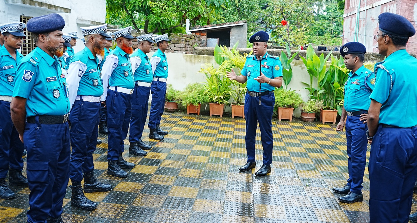 আজ ০৮ জুলাই ২০২৫ খ্রিস্টাব্দ সকাল সাড়ে ১০টায় রাজশাহী মেট্রোপলিটন পুলিশের সম্মানিত পুলিশ কমিশনার জনাব মোহাম্মদ আবু সুফিয়ান মহোদয় আরএমপির ট্রাফিক বিভাগের কার্যালয় পরিদর্শন করেন।  পরিদর্শনের সময় পুলিশ কমিশনার মহোদয়কে স্বাগত জানান জনাব মো: নূর আলম সিদ্দিকী, উপ-পুলিশ কমিশনার (ট্রাফিক), আরএমপি, রাজশাহী। এসময় জনাব মোহাম্মদ মহিবুল ইসলাম, অতিরিক্ত উপ-পুলিশ কমিশনার (ট্রাফিক) এর নেতৃত্বে ট্রাফিক পুলিশের একটি চৌকস দল গার্ড অব অনার প্রদান করেন।  পরিদর্শনকালে পুলিশ কমিশনার মহোদয় ট্রাফিক অফিসের বিভিন্ন রেজিস্টার, নথিপত্র ও অফিসের সার্বিক পরিবেশ এবং নিরাপত্তা-সংক্রান্ত বিভিন্ন বিষয় পর্যবেক্ষণ করেন। এই তিনি ট্রাফিক পুলিশ সদস্যদের মহানগরীর গুরুত্বপূর্ণ স্থানে যথাযথভাবে চেকপোস্ট পরিচালনা, ট্রাফিক আইন বাস্তবায়নের নির্দেশনা প্রদান করেন। এছাড়াও পুলিশ কমিশনার মহোদয় ট্রাফিক সদস্যদের পোশাক পরিধানে ড্রেস রুলস যথাযথভাবে অনুসরণ, দায়িত্ব পালনে শৃঙ্খলা বজায় রাখা এবং নাগরিকদের প্রতি ভদ্রতা ও সৌহার্দ্যপূর্ণ আচরণ বজায় রেখে  দায়িত্ব পালনের নির্দেশ প্রদান করেন।  তিনি আরও বলেন, মহানগরীর প্রতিটি সড়ক যানজটমুক্ত রাখতে হবে এবং জনস্বার্থে ট্রাফিক ব্যবস্থাপনা আরও কার্যকর ও জনবান্ধব করতে হবে, যাতে কেউ হয়রানির শিকার না হন। এ বিষয়ে ট্রাফিক পুলিশের সংশ্লিষ্ট কর্মকর্তাদের প্রয়োজনীয় দিকনির্দেশনা প্রদান করেন পুলিশ কমিশনার মহোদয়।