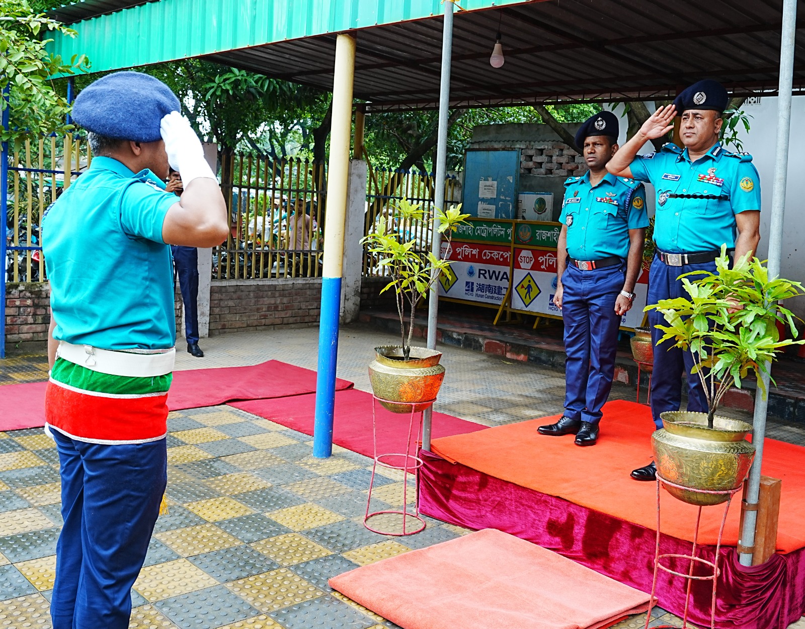 আজ ০৮ জুলাই ২০২৫ খ্রিস্টাব্দ সকাল সাড়ে ১০টায় রাজশাহী মেট্রোপলিটন পুলিশের সম্মানিত পুলিশ কমিশনার জনাব মোহাম্মদ আবু সুফিয়ান মহোদয় আরএমপির ট্রাফিক বিভাগের কার্যালয় পরিদর্শন করেন।  পরিদর্শনের সময় পুলিশ কমিশনার মহোদয়কে স্বাগত জানান জনাব মো: নূর আলম সিদ্দিকী, উপ-পুলিশ কমিশনার (ট্রাফিক), আরএমপি, রাজশাহী। এসময় জনাব মোহাম্মদ মহিবুল ইসলাম, অতিরিক্ত উপ-পুলিশ কমিশনার (ট্রাফিক) এর নেতৃত্বে ট্রাফিক পুলিশের একটি চৌকস দল গার্ড অব অনার প্রদান করেন।  পরিদর্শনকালে পুলিশ কমিশনার মহোদয় ট্রাফিক অফিসের বিভিন্ন রেজিস্টার, নথিপত্র ও অফিসের সার্বিক পরিবেশ এবং নিরাপত্তা-সংক্রান্ত বিভিন্ন বিষয় পর্যবেক্ষণ করেন। এই তিনি ট্রাফিক পুলিশ সদস্যদের মহানগরীর গুরুত্বপূর্ণ স্থানে যথাযথভাবে চেকপোস্ট পরিচালনা, ট্রাফিক আইন বাস্তবায়নের নির্দেশনা প্রদান করেন। এছাড়াও পুলিশ কমিশনার মহোদয় ট্রাফিক সদস্যদের পোশাক পরিধানে ড্রেস রুলস যথাযথভাবে অনুসরণ, দায়িত্ব পালনে শৃঙ্খলা বজায় রাখা এবং নাগরিকদের প্রতি ভদ্রতা ও সৌহার্দ্যপূর্ণ আচরণ বজায় রেখে  দায়িত্ব পালনের নির্দেশ প্রদান করেন।  তিনি আরও বলেন, মহানগরীর প্রতিটি সড়ক যানজটমুক্ত রাখতে হবে এবং জনস্বার্থে ট্রাফিক ব্যবস্থাপনা আরও কার্যকর ও জনবান্ধব করতে হবে, যাতে কেউ হয়রানির শিকার না হন। এ বিষয়ে ট্রাফিক পুলিশের সংশ্লিষ্ট কর্মকর্তাদের প্রয়োজনীয় দিকনির্দেশনা প্রদান করেন পুলিশ কমিশনার মহোদয়।