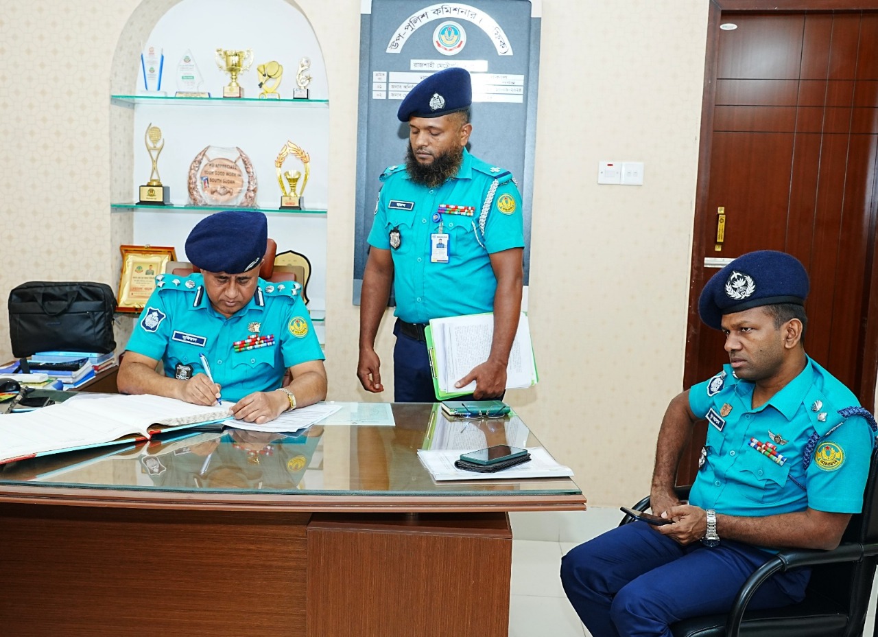 আজ ০৮ জুলাই ২০২৫ খ্রিস্টাব্দ সকাল সাড়ে ১০টায় রাজশাহী মেট্রোপলিটন পুলিশের সম্মানিত পুলিশ কমিশনার জনাব মোহাম্মদ আবু সুফিয়ান মহোদয় আরএমপির ট্রাফিক বিভাগের কার্যালয় পরিদর্শন করেন।  পরিদর্শনের সময় পুলিশ কমিশনার মহোদয়কে স্বাগত জানান জনাব মো: নূর আলম সিদ্দিকী, উপ-পুলিশ কমিশনার (ট্রাফিক), আরএমপি, রাজশাহী। এসময় জনাব মোহাম্মদ মহিবুল ইসলাম, অতিরিক্ত উপ-পুলিশ কমিশনার (ট্রাফিক) এর নেতৃত্বে ট্রাফিক পুলিশের একটি চৌকস দল গার্ড অব অনার প্রদান করেন।  পরিদর্শনকালে পুলিশ কমিশনার মহোদয় ট্রাফিক অফিসের বিভিন্ন রেজিস্টার, নথিপত্র ও অফিসের সার্বিক পরিবেশ এবং নিরাপত্তা-সংক্রান্ত বিভিন্ন বিষয় পর্যবেক্ষণ করেন। এই তিনি ট্রাফিক পুলিশ সদস্যদের মহানগরীর গুরুত্বপূর্ণ স্থানে যথাযথভাবে চেকপোস্ট পরিচালনা, ট্রাফিক আইন বাস্তবায়নের নির্দেশনা প্রদান করেন। এছাড়াও পুলিশ কমিশনার মহোদয় ট্রাফিক সদস্যদের পোশাক পরিধানে ড্রেস রুলস যথাযথভাবে অনুসরণ, দায়িত্ব পালনে শৃঙ্খলা বজায় রাখা এবং নাগরিকদের প্রতি ভদ্রতা ও সৌহার্দ্যপূর্ণ আচরণ বজায় রেখে  দায়িত্ব পালনের নির্দেশ প্রদান করেন।  তিনি আরও বলেন, মহানগরীর প্রতিটি সড়ক যানজটমুক্ত রাখতে হবে এবং জনস্বার্থে ট্রাফিক ব্যবস্থাপনা আরও কার্যকর ও জনবান্ধব করতে হবে, যাতে কেউ হয়রানির শিকার না হন। এ বিষয়ে ট্রাফিক পুলিশের সংশ্লিষ্ট কর্মকর্তাদের প্রয়োজনীয় দিকনির্দেশনা প্রদান করেন পুলিশ কমিশনার মহোদয়।