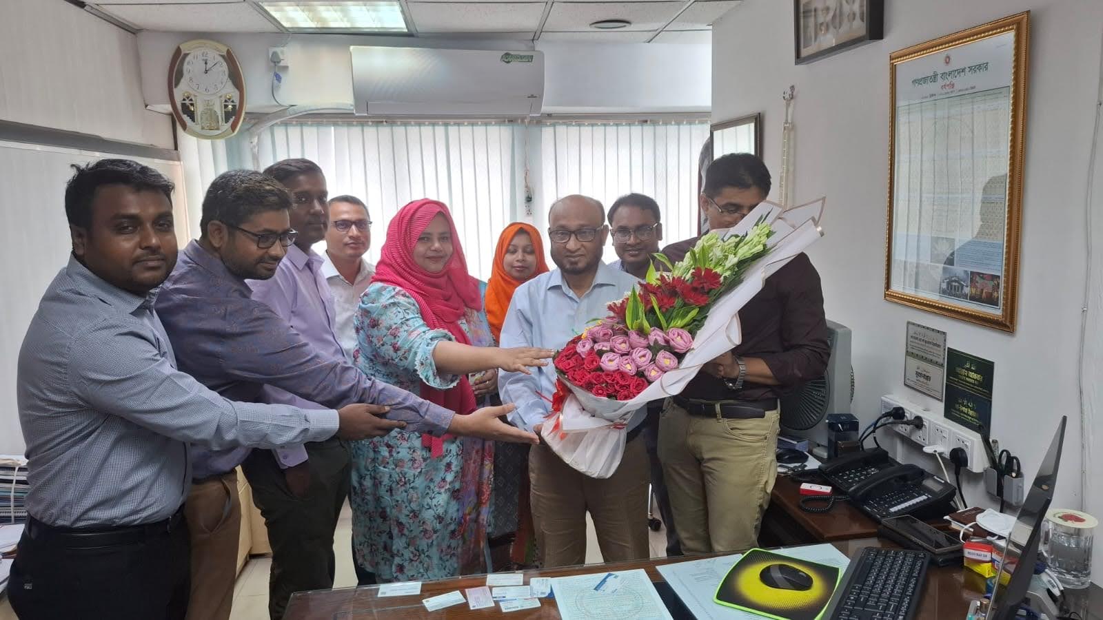 নতুন যোগদানকৃত উপনিবন্ধক মহোদয়কে ফুলেল শুভেচ্ছা